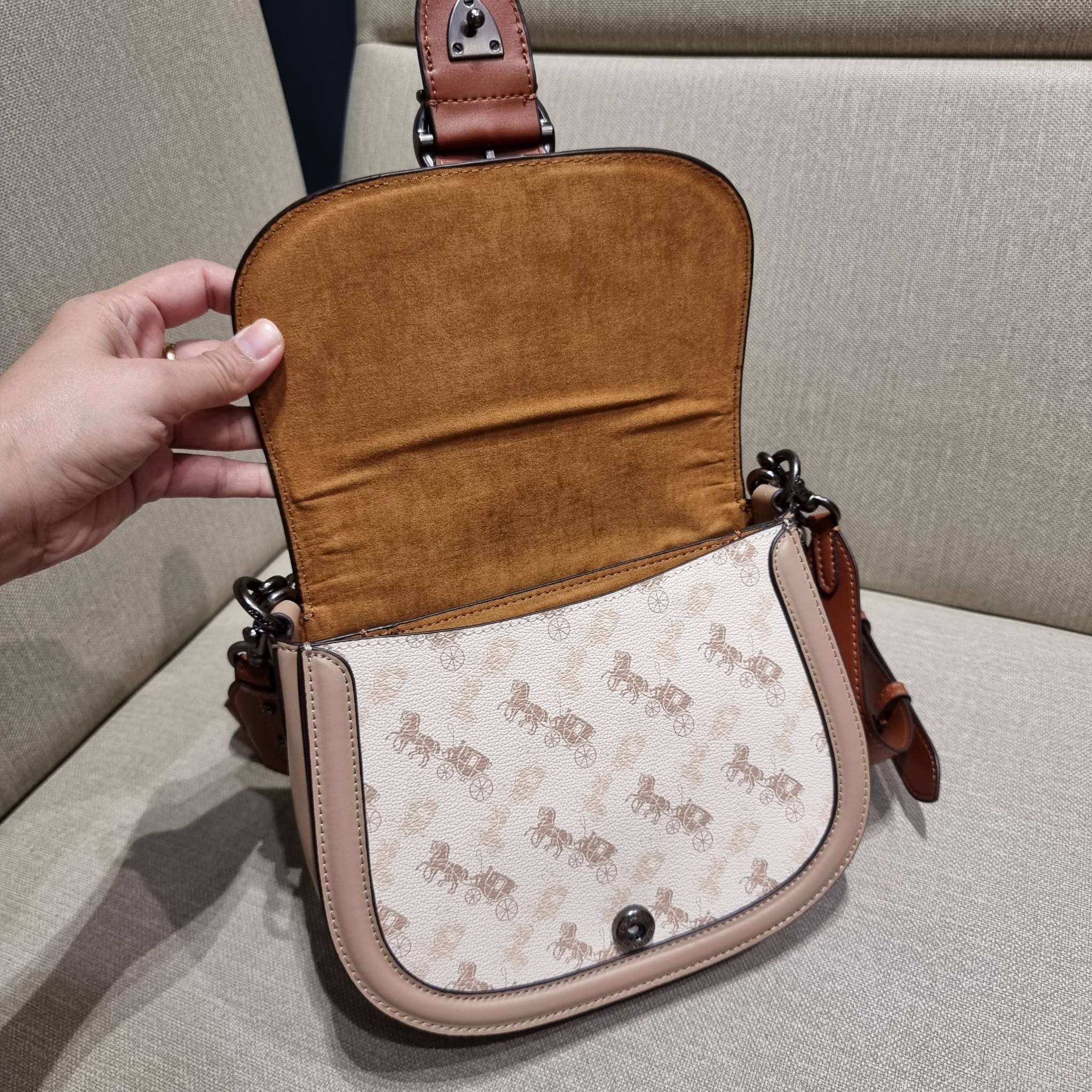 COACH C0745 BEAT SADDLE BAG WITH HORSE AND CARRIAGE PRINT The best item! ที่สาวๆรอคอย! ฮอตไฟลุก! สีหายาก ละมุนคุณหนู คอลเลคชั่นใหม่ ดีไซน์หรูหรา พิเศษมากๆมาพร้อมสายสะพาย 2 เส้น ใช้คู่กันหรือแยกสะพายก็สวยครบสูตร กระเป๋าสะพายทรง saddle คลาสสิค เปิด-ปิดด้วยก
