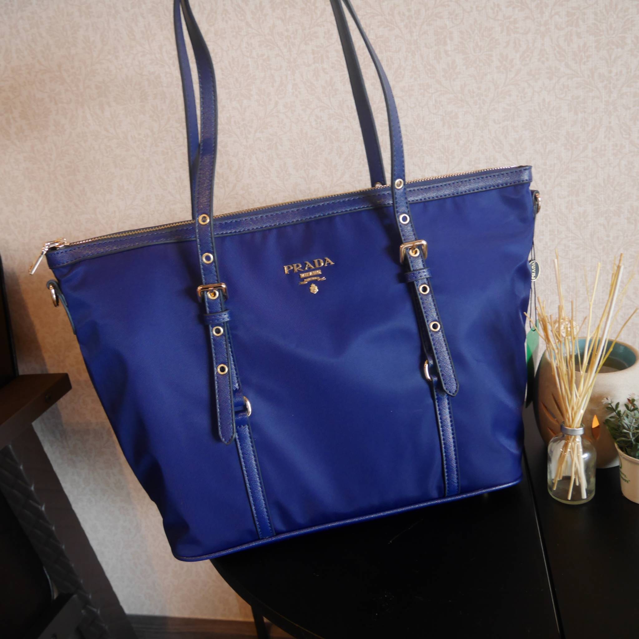 กรี้ดดด งานใบใหญ่ **ใส่ของจุใจ ก้มาน้าาา งานพรีเมี่ยมกิ้ฟ จากเคาเตอร์ต่างประเทศคะ จากแบรนด์ PRADA เป็น กระเป๋าผ้าไนล่อน ตามแบบฉบับของแบรนด์เลย หลงรักเลยคะ สะพายไหล่ได้ ถือก็สวยๆ ใช้แล้วสวยมากๆ ใส่ของได้เยอะเว่อร์ คุ้มราคา ห้ามพลาดเลยคะ!