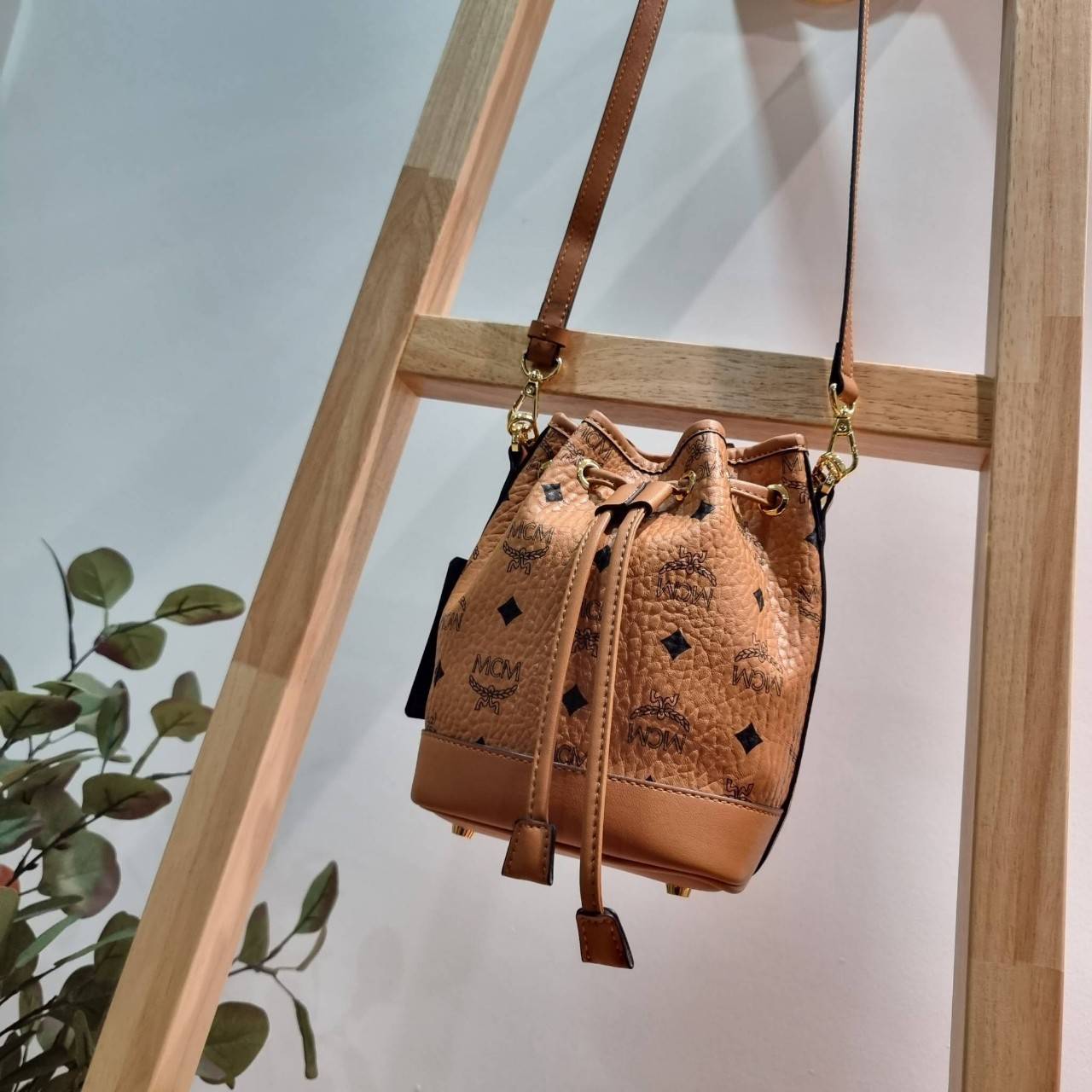 M.C.M MINI DESSAU DRAWSTRING BAG IN VISETOS กระเป๋าสะพายทรง bucket ไซส์ mini เกรดออริ สลับแท้ 1:1 ใช้งานต่างประเทศได้