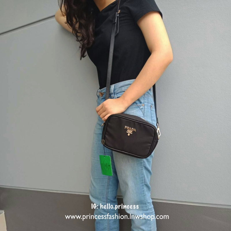 New Cute Arrival !! รุ่นใหม่ ที่ใครหลายคนรอคอยคะ กระเป๋าทรง mini crossbody จากงานพรีเมี่ยมกิ้ฟแบรนด์ดัง PRADA วัสดุ Nylonสุดหรูอย่างดี สามารถกันน้ำได้ ทั้งใบ ขนาดกำลังดีน่ารัก🐰 ด้านในมีช่องแบ่งใส่ของใส่ของจุกจิกได้ ใส่โทรศัพท์ได้ทุกรุ่น คสอ. ใช้แล