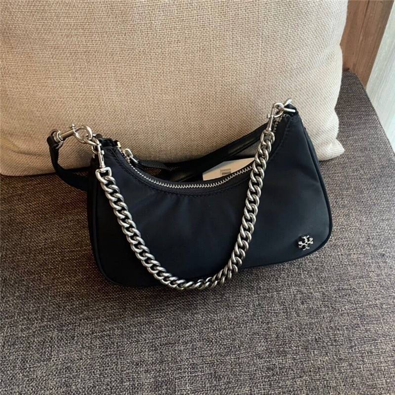 TORY BURCH handbag / TORY BURCH shoulder bag พร้อมส่งที่ไทย Tory Burch 151 Mercer Small Crescent Bag กระเป๋าถือหรือสะพายไหล่ วัสดุNylon อะไหล่เงิน น้ำหนักเบา พกพาสะดวก ใส่โทรศัพท์ iIphone+ ได้ ด้านในโล่งมีช่องเล็กใส่บัตร 2 ช่อง มาพร้อมสายสั้น สายหนัง+สายโ