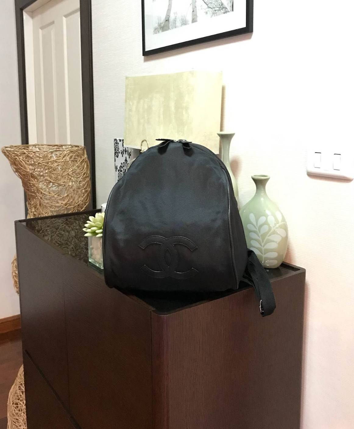 Chanel VIP Gift Backpack (พร้อมส่งโลโก้ขาว) สินค้าเป็นของแท้ ใหม่จากเค้าเตอร์เครื่องสำอาง/น้ำหอมแบรนด์ กระเป๋าเป้ของแท้จาก Chanel VIP Gift Bag วัสดุไนล่อน หัวซิปทำจากหนังปั้มชื่อแบรนด์ ด้านในเป็นช่องกว้าง และมีช่องซิปเล็ก ตัวสายสะพายด้านหลังเลื่อนปรับได้ค