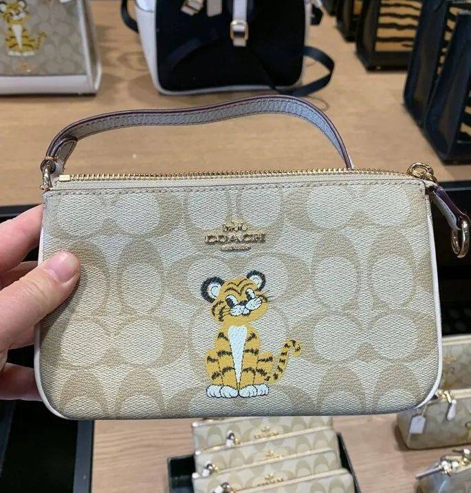 COACH NOLITA 19 IN SIGNATURE CANVAS WITH TIGER (C7699) 😻กระเป๋าถือ กระเป๋าสะพายทรงพอชเล็ก ปรับเป็นคล้องมือได้ รุ่นนี้ บอกเลยว่าใช้ง่ายสะพายคล่องมากๆ// จะสะพายไหล่ หรือปรับเปลี่ยนมาเป็นแบบคล้องมือเก๋ๆก็ยังได้ เพียงแค่ถอดตะขอมารวมกันไว้ที่หูกระเป๋าข