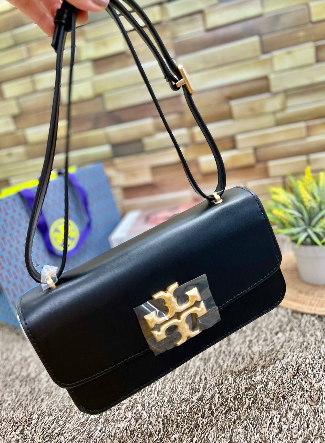 TORY BURCH ELEANOR CONVERTIBLE SHOULDER BAG ((89644)) รุ่นใหม่ สวยตามคนดังเซเลบกันเลยค่า! พร้อมส่ง ห้ามพลาดก่อนหมด ต้องมีติดตัวสักใบค่า กระเป๋าหิ้ว//คล้องไหล่ หรือสะพายข้างได้ หนังแท้เรียบ ผิวลื่น หรูมากๆสำหรับรุ่นนี้ เปิด-ปิดกระเป๋าแบบแม่เหล็กโลโก้แบรนด์