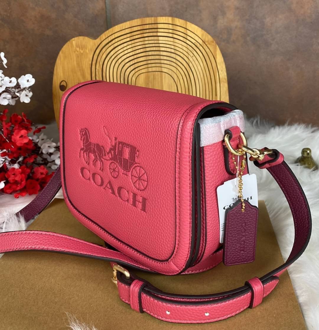 OUTLET 】COACH SADDLE BAG WITH HORSE AND CARRIAGE (COACH C4058) หนังกรวดละเอียดภายในกระเป๋ามัลติฟังก์ชั่น กระดุมแม่เหล็ก ซับในผ้านอกกระเป๋าเปิด สายสะพายถอดได้ สายสะพายยาว 22" สำหรับสะพายไหล่หรือ crossbody