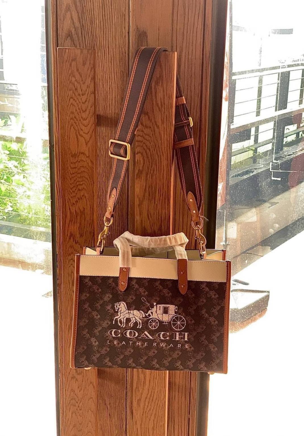 COACH FIELD TOTE 30 WITH HORSE AND CARRIAGE PRINTAND CARRIAGE BADGE 📣พร้อมส่งที่ไทย ใหม่ล่าสุด บอกเลยสีสวย สุดคลาสสิคมากๆ