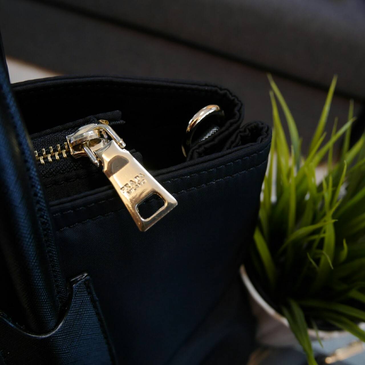 New item! Prada Nylon handbag กระเป๋าถือสะพาย ทรงยอดฮิต มาแล้วค้า จากงานพรีเมี่ยมกิ้ฟใหม่ บอกเลยว่า ใบนี้ Nylon สลับหนัง สวยคุ้มสุดๆคะ ด้านหน้าประดับด้วยโลโก้แบรนด์สวยหรู ด้านในมีช่องซิปแบ่งอีกหลายช่อง มาพร้อมป้ายหนังแท็กห้อยประบดับเก๋ๆ ด้านข้างมีกระดุมปร