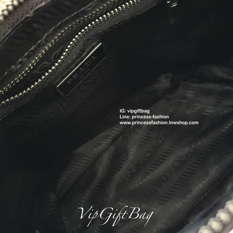 Prada Hand bag" วัสดุทำจากผ้า Nylon อย่างดี สายทำจากหนังถัก แข็งแรงทนทานสามารถปรับได้3ระดับ อะไหล่เงินปั๊มแบรนด์ ด้านหน้ามีโลโก้แบรนด์หรูหรามาก ตัวกระเป๋าเแดปิดด้วยซิป ภายในมีช่องซิปให้1ช่อง บุผ้าลายแบรนด์ทั้งผมด ทีป้ายโลหะโลโก้แบรนด์ ใส่ ipadmini กร
