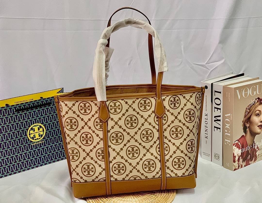 OUTLET 】หลงรักใบใหญ่ ได้ไปไม่ผิดหวังแน่นอนจร้าา😘 TORY BURCH T MONOGRAM JACQUARD TOTE BAG กลับมาอีกครั้ง พร้อมสีออกใหม่! พร้อมส่งค่ะ! กระเป๋าหิ้ว//สะพายไหล่ ใบใหญ่ แต่น้ำหนักเบา วัสดุJacquardทอลายแบรนด์+หนังแท้ ได้ลงตัวและร่วมสมัยมากๆค่ะ มีป้ายอะไห