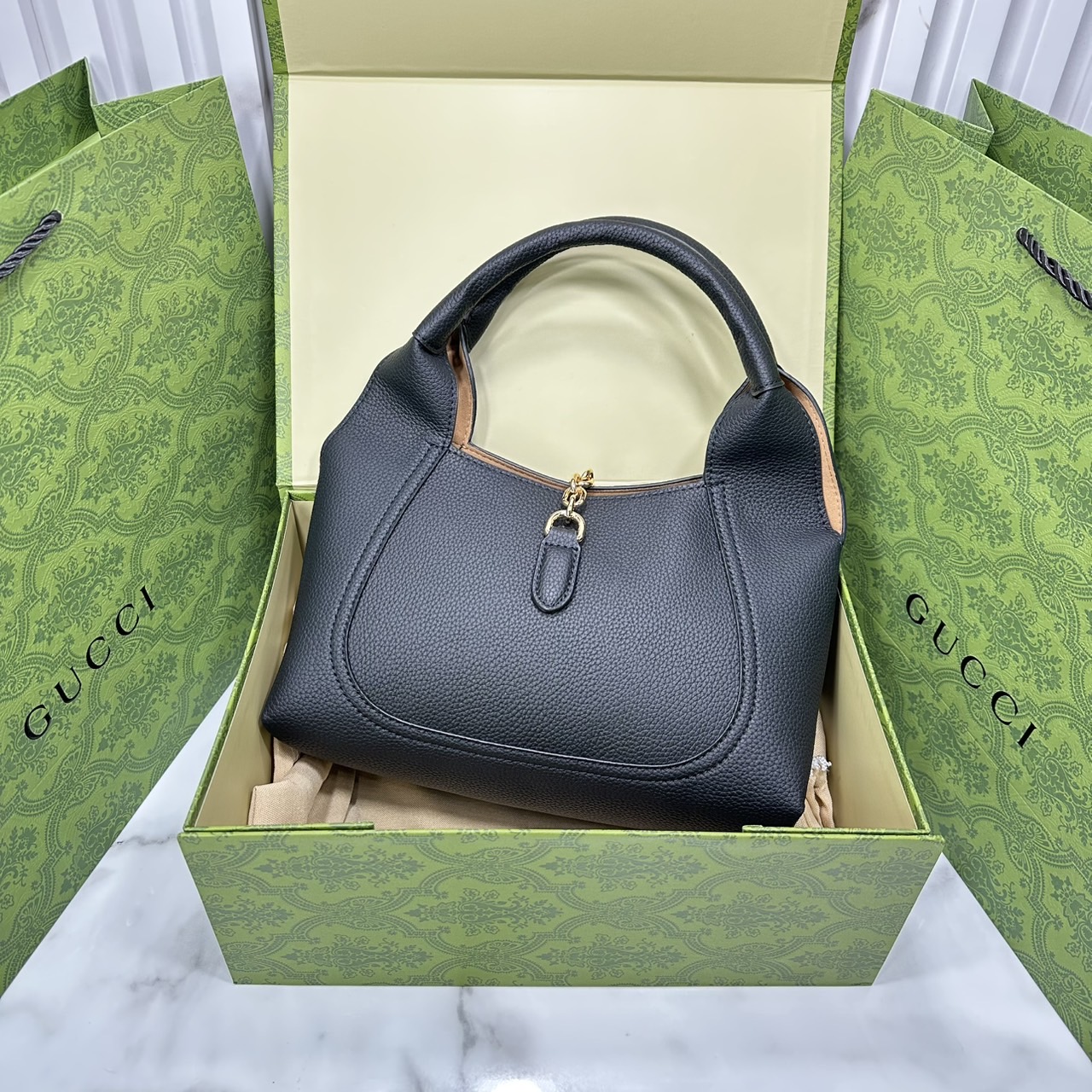 หนังแท้ | Gucci Softbit medium top handle bag โฉมใหม่ล่าสุด กับกระเป๋าสะพายรูปทรงใหม่เรียบหรูด้วยหนังลายเกรน ตกแต่งอะไหล่ Horsebit ครึ่งรูปขนาดใหญ่ด้านหน้าสวยหรูโดดเด่น สวยผู้ดี ดารา เซเลปใช้กันเพียบ