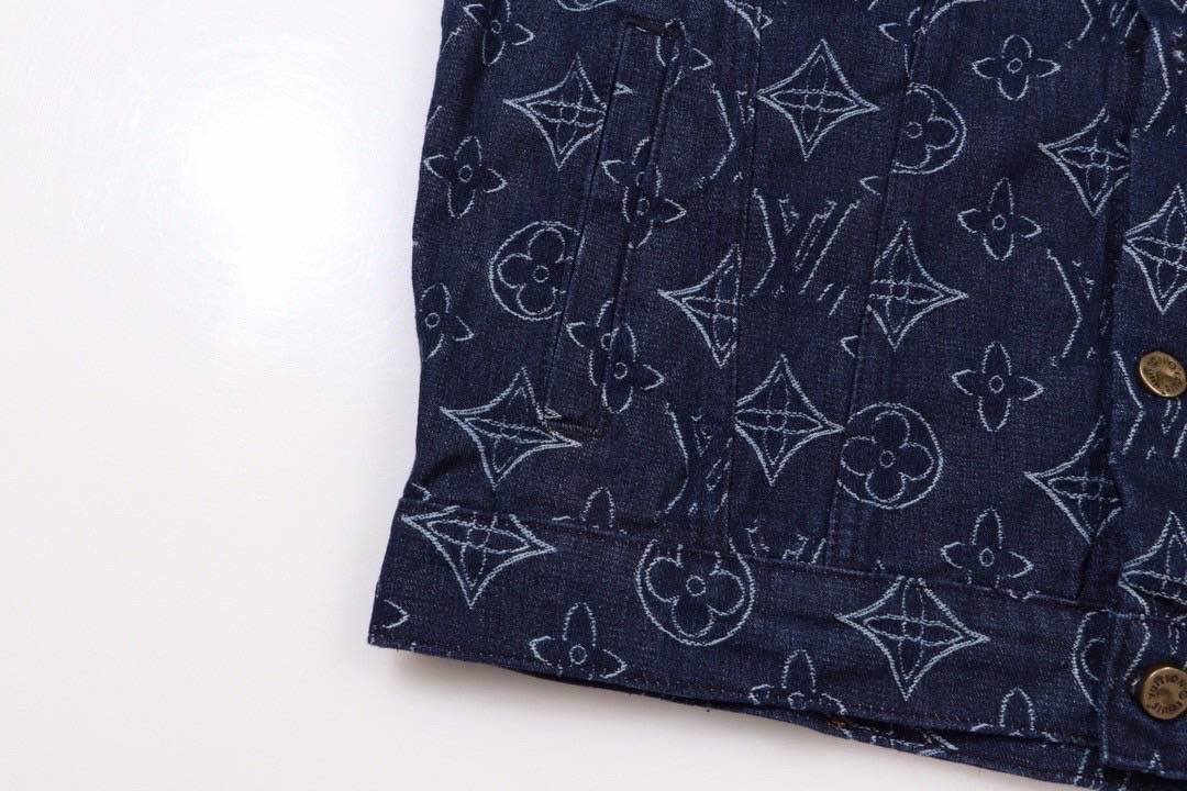 LV JACKET JEAN DENIM เสื้อแจ็คเก็ตยีนส์แบรนด์หรู เนื้อผ้าอย่างดี สวยงาม มีป้ายแท็กที่คอเสื้อ ใส่ได้ทั้งผู้หญิง/ผู้ชาย 🧡เกรดท็อปออริ เกรดดีสุด