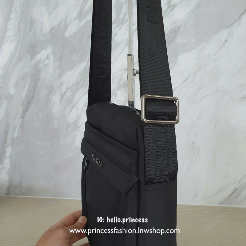 กระเป๋าสะพายข้าง แบรนด์PRADA วัสดุทำจากผ้า Nylon คุณภาพดี สามารถกันน้ำได้ เหมาะสำหรับผู้ชายสายลุยมากค่ะรุ่นนี้ ขนาดกะทัดรัดไม่ใหญ่ไม่เล็กเกินไป สามารถใส่ Tablet ipad ได้คะ อะไหล่สีเงิน ภายในมีช่องซิปใส่ของแยกได้ ด้านหน้ามีช่องซิปสำหรับใส่ของแยก มาพร้อมโลโ