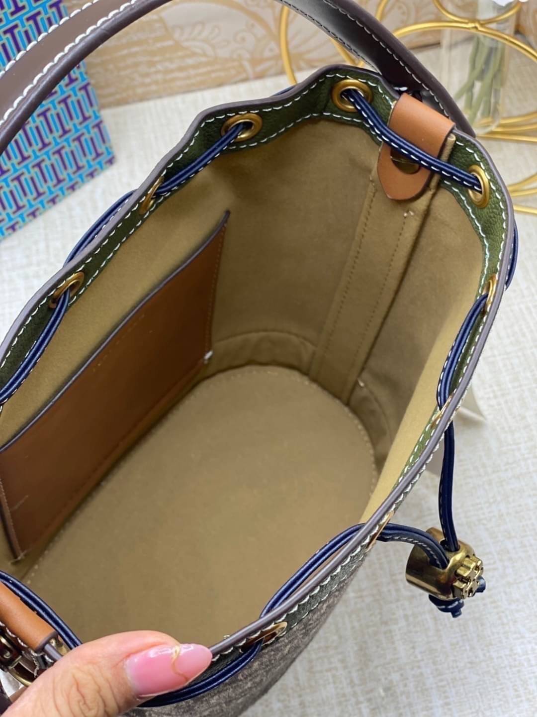 TORY BURCH T Monogram Calf Hair Bucket Bag MEDIUM ไอเท็มใหม่ที่ใครๆก็รอ กระเป๋าบัคเก็ตทรงสวย ที่ยังคงให้ความโดดเด่นด้วยลวดลายเอกลักษณ์ เพิ่มเติมดีไซน์บล็อคสี ตัดกันได้อย่างลงตัว