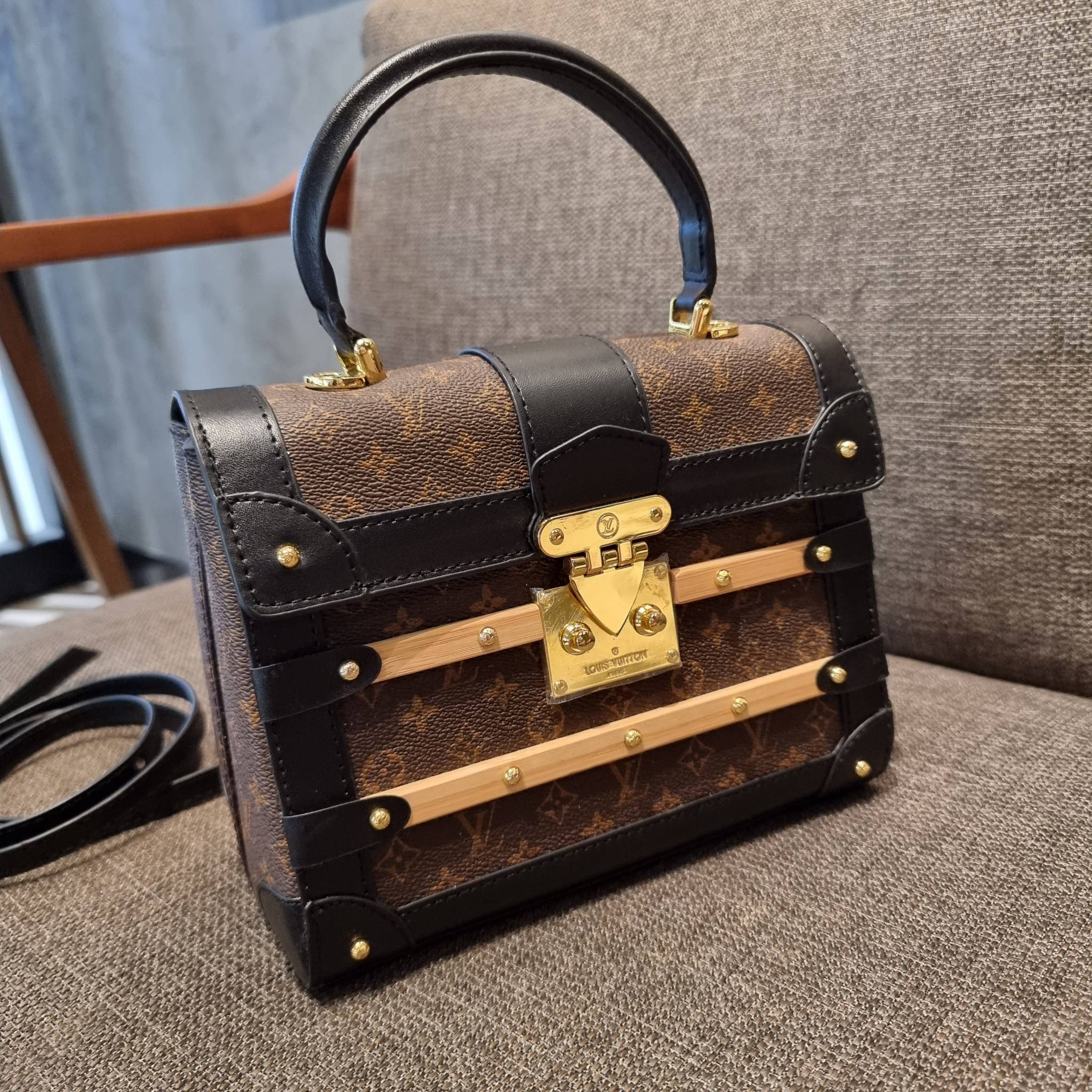 ใหม่ล่าสุดจาก LV monogram vintage box bag มาพร้อม box set สุดหรูรุ่นนี้ดีเทลยอดเยี่ยม เก็บรายละเอียดได้ดีและโดดเด่น ถือแล้วผู้ดีมาก!! วัสดุหนังแคนวาสสลับหนังแท้ เปิด-ปิดด้วยตัวบีบล็อค แน่นหนา ภายในโล่งกว้าง เลิศตรงที่เก็บทรง ขยายทรงด้านข้างได้ คอนโทรลด้วย