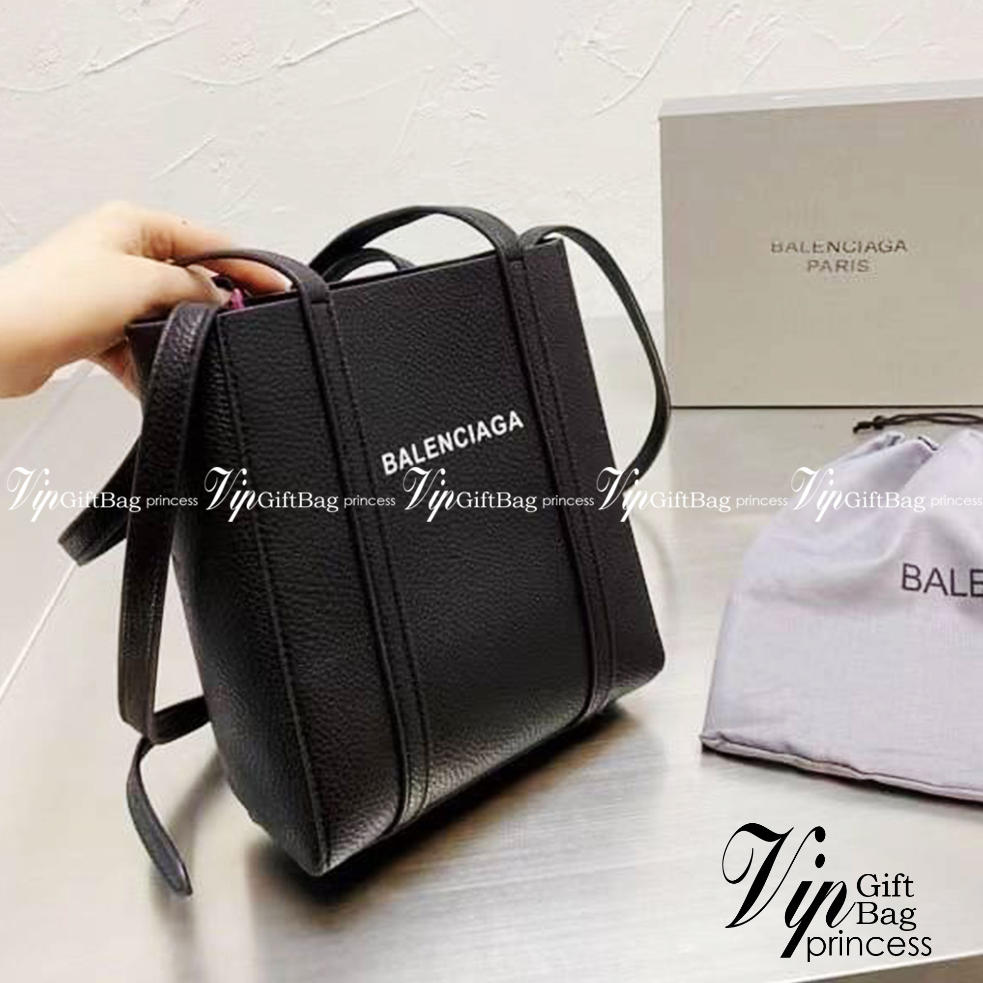 BALENCIAGA Everyday Tote Bag กระเป๋าโท้ทมินิไซส์ สาวๆอย่างเราถูกใจ ขนาดกะทัดรัด สีดำคลาสสิค ใช้ได้ในทุกโอกาส สะพายไปเรียน ไปทำงาน เหมาะทุกลุค วัสดุหนังคุณภาพดี สาวๆต้องไม่พลาดเลยน้า
