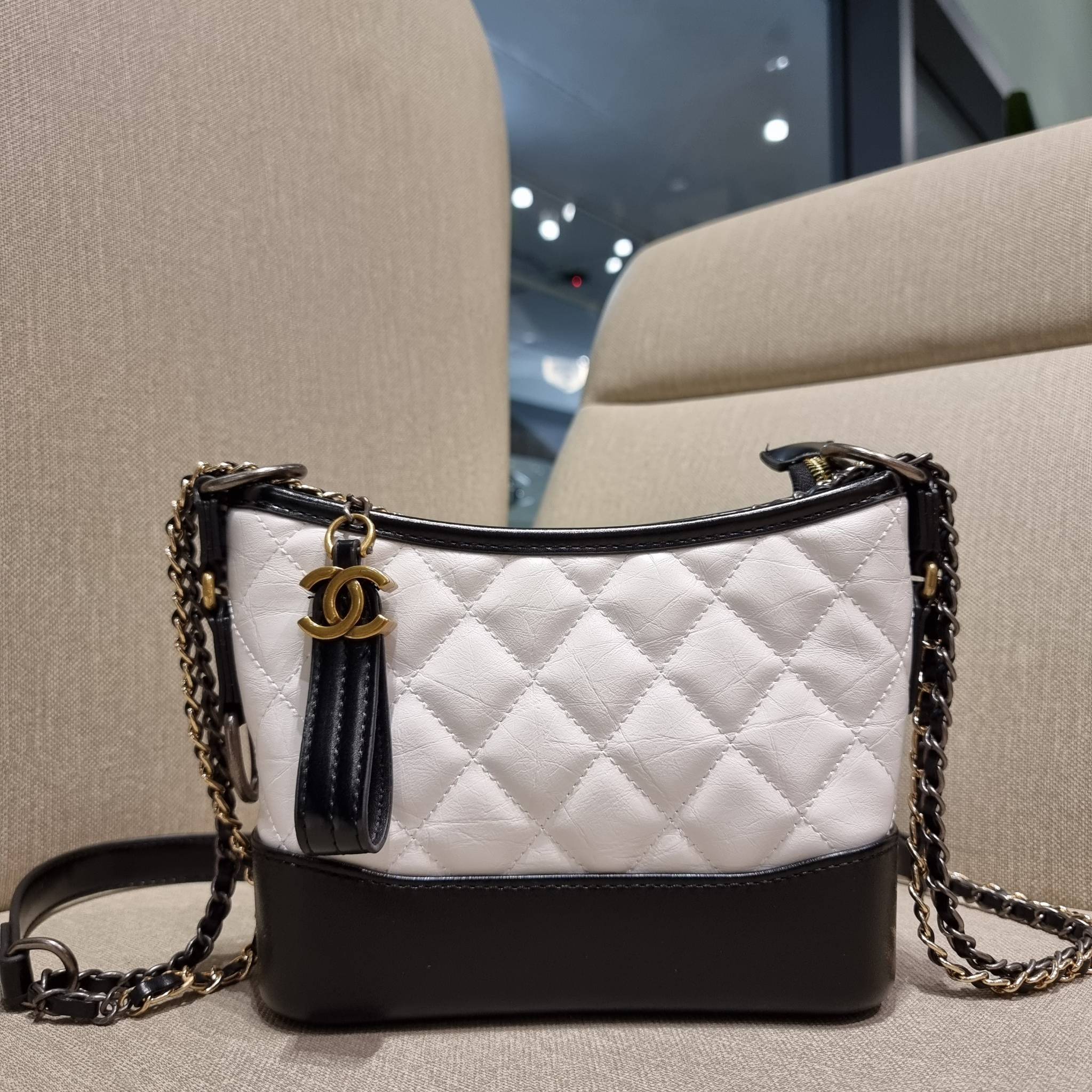9" CHANEL SHOULDER BAG / CHANEL GABRIELLE HOBO BAG ไซส์คลาสสิค กระเป๋าสะพายข้าง/ไหล่ หนังแท้ นิ่ม หรู มาพร้อมพวงกุญแจสัญลักษณ์แบรนด์ อะไหล่พร้อมโซ่สะพายสีทองสลับสีเงินรมดำ สามารถสะพาย crossbody หรือสะพายไหล่ได้หมด สะพายแล้วขับผิวมากๆ เปิด-ปิดกระเป๋าด