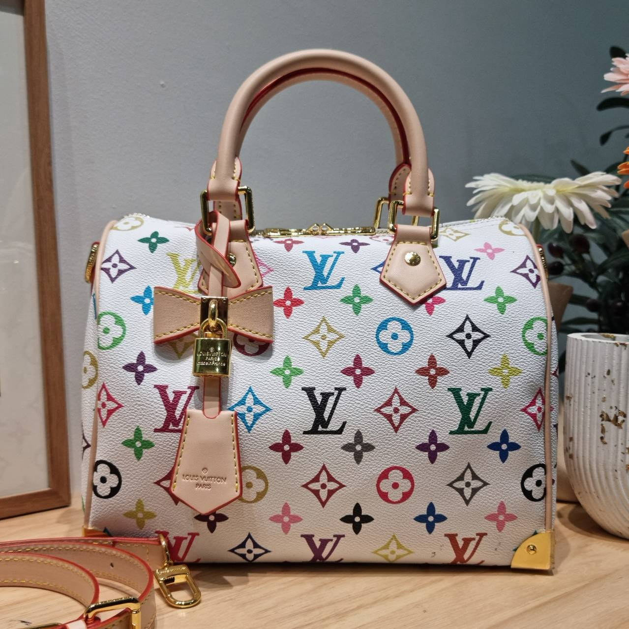 LV x TM speedy bandouliere 25 bag กระเป๋าทรงหมอน รุ่นท็อปฮิต กับดีไซน์ใหม่ต้อนรับฤดูร้อน โดดเด่นด้วยการตกแต่งลายพิมพ์ไม่เกร่อ โทนสีสดใสสะดุดตา มาพร้อมพวงหนังห้อยและมีกุญแจล็อค
