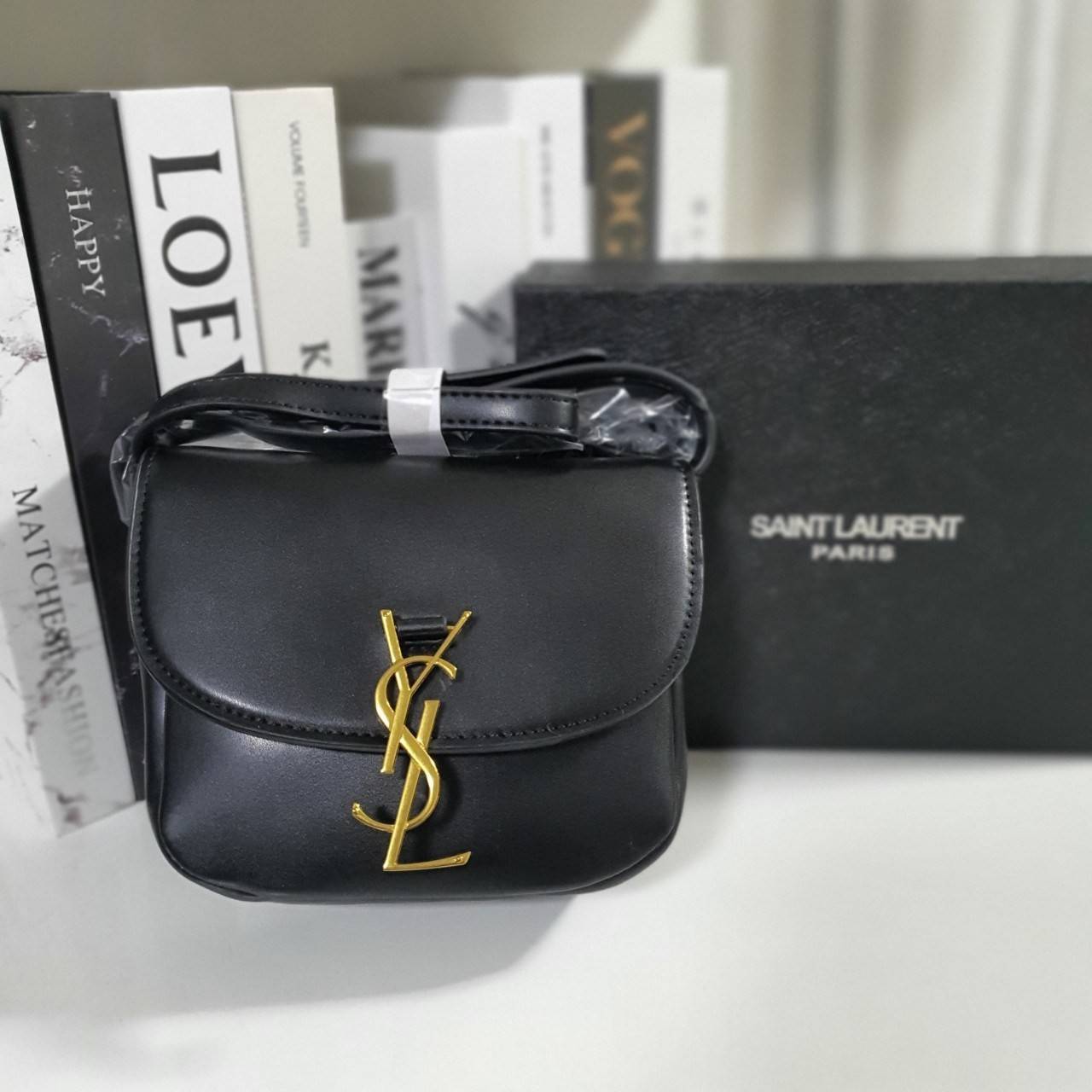 VIP 】YVES SAINT LAURENT YSL BAG VIP GIFT WITH PURCHASE (GWP) พรีเมี่ยมกิ้ฟ Limited Edition จาก YSL DUTY FREE COUNTER วัสดุหนังPu ทรงสี่เหลี่ยมหนังสวยหรูอยู่ทรงเปิดปิดด้วยฝาปิดโลโก้แบรนด์อะไหล่ทองวินเทจ ภายในโล่งมีช่องหลัก และช่องใส่บัตรสามารถใส่มือถือของใ