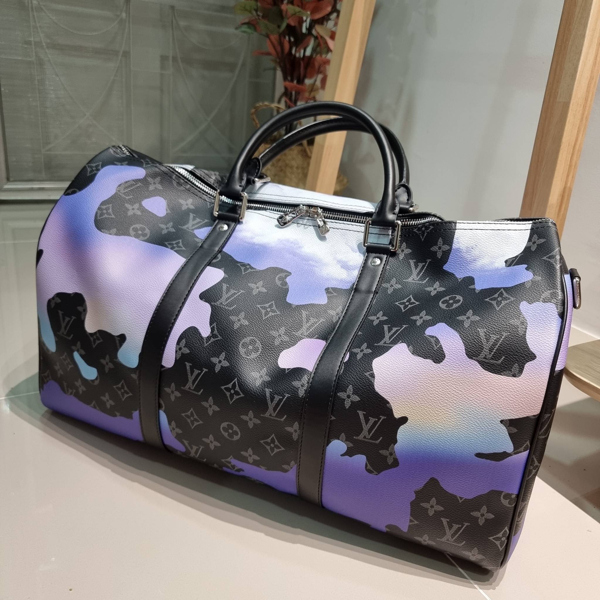 LV KEEPALL 45B BAG กระเป๋าเดินทางสุดคลาสสิค KEEPALL BANDOULIERE MONOGRAM ECLIPSE REVERSE MULTICOLOR สะท้อนแรงบันดาลใจจากคอลเล็คชั่น “Room with a View” สำหรับสิ้นปี 2022 ทึ่ใครๆก็เฝ้ารอ ไอเท็มที่จะทำให้การเดินทางไม่ธรรมดาอีกต่อไป ด้วยดีเทลความเป็นเอกลักษณ์