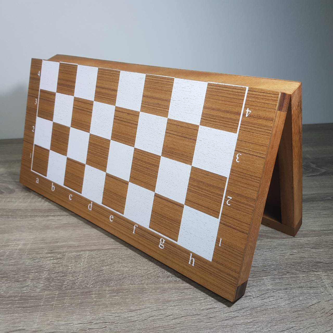 ชุุดหมากรุกสากลช่องสีขาวกระดานไม้พร้อมตัวหมากรุกสากลเรซิ่นมีน้ำหนัก