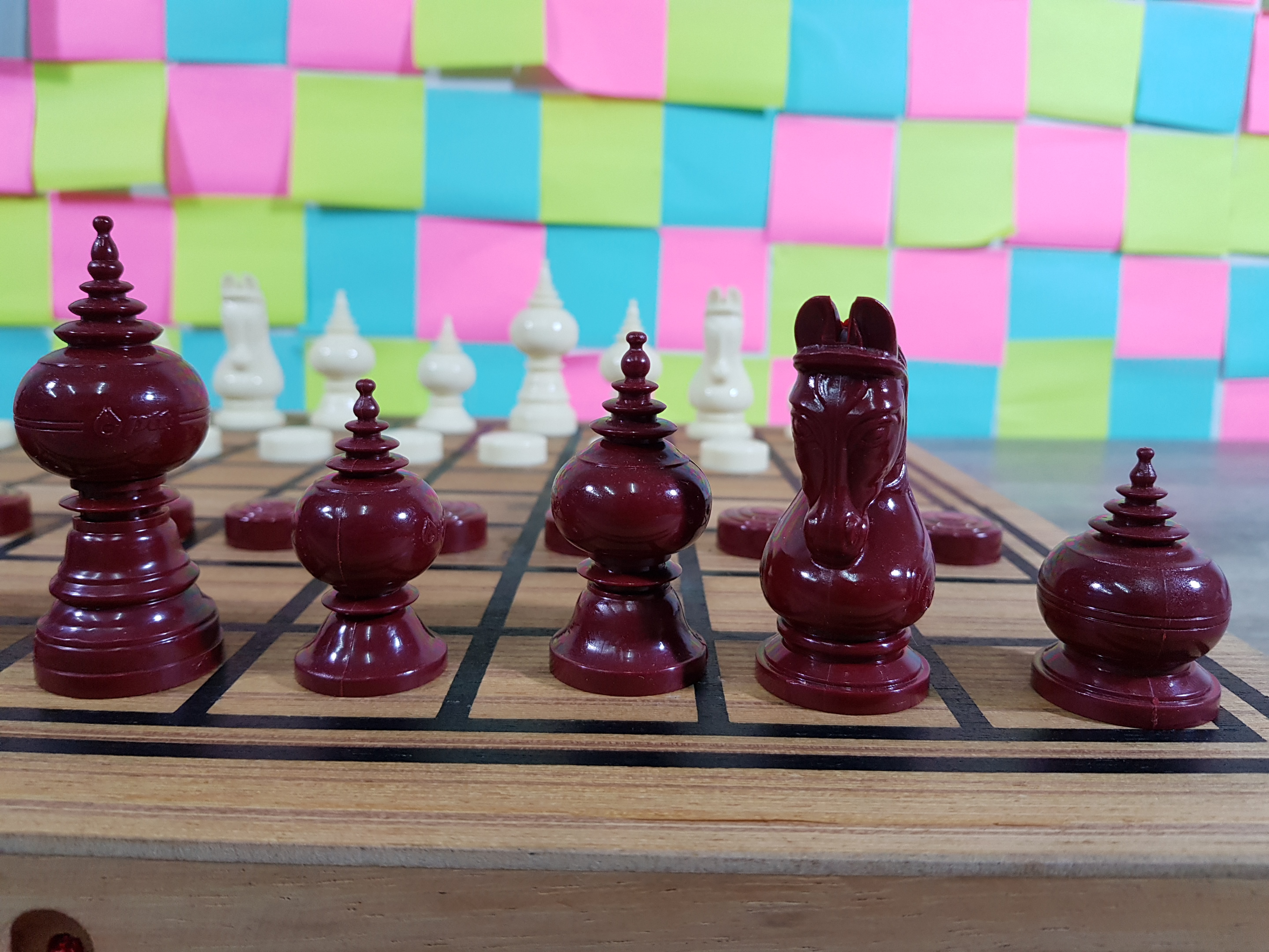 ตัวหมากรุกไทยพลาสติกเกรดพรีเมี่ยมพร้อมกระดานช่อง4x4cm.