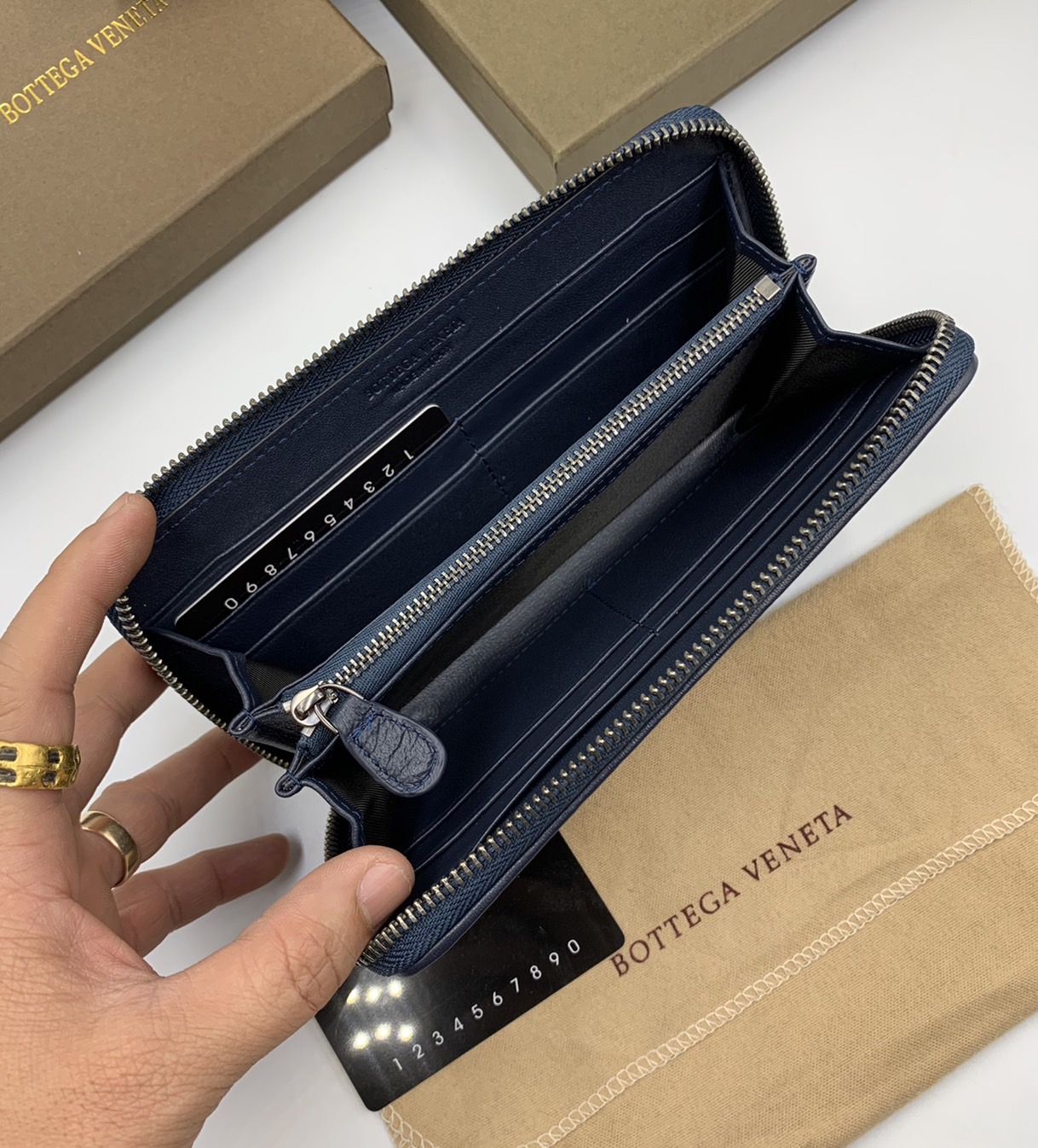 หนังแท้ BOTTEGA VENETA LONG WALLET ZIP AROUND / BV Wallet / BV Long Wallet พร้อมส่งที่ไทย กระเป๋าสตางค์ใบยาวซิปรอบ งานหนังแท้ทั้งใบ รุ่นตามหา เป็นรุ่นยอดนิยม ใช้ได้ทั้งหญิงชาย คลาสสิกหยิบมาใช้งานได้บ่อยที่สุด ใช้ทนทานได้นานภาพสินค้าถ่ายจากงานขายจริง ใช้งา