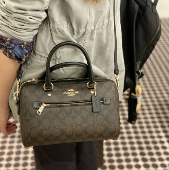 COACH Signature Canvas Rowan Satchel Crossbody จุดเด่นของกระเป๋าทรงsatchel bag คือรูปทรงของกระเป๋าดูแข็งแรง มั่นคง ไม่เสียทรงง่าย มาพร้อมหูหิ้วที่ด้านบนของกระเป๋า ลายแคนวาสที่เป็นซิกเนเจอร์แบบเอกลักษณ์ ช่องใช้งานทุ้งภายในและภายนอก นอกจากนี้ กระเป๋าประเภทน