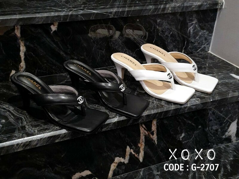 CHANEL งามสวม สวย หรู่ แตะหนีบ นุ่มใส่สบาย ไม่สูงมาก กำลังใส่สบาย ด้านหน้าปัก โลโก้แบรนด์ แมทส์ชุดง่าย น้ำหนักเบา