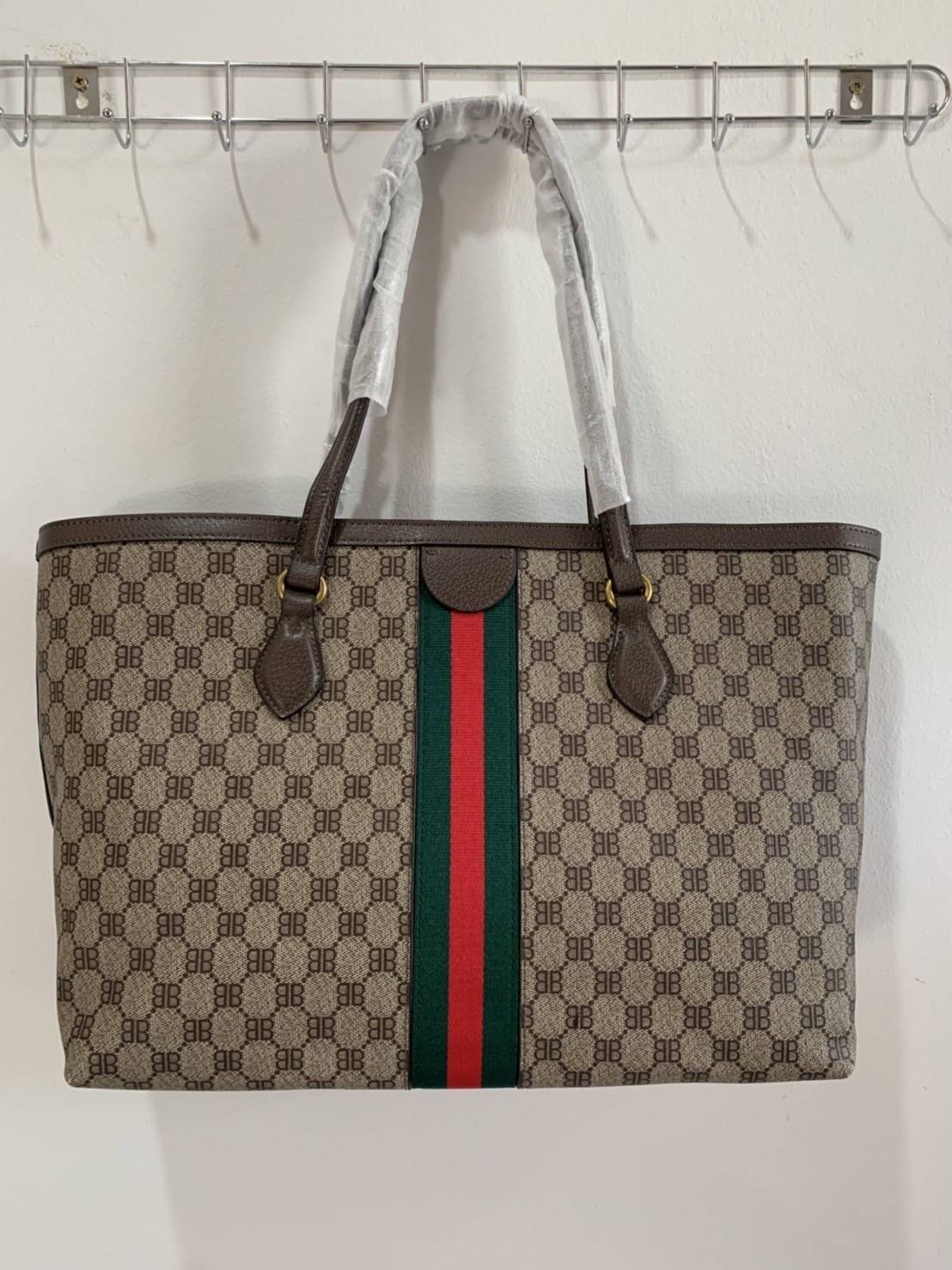 Gucci x Balenciaga The Hacker Project Graffiti Tote กระเป๋าช้อปปิ้งทรงโท้ท โดดเด่นด้วยลวดลายเพ้นท์กราฟฟิตี้ ใบใหญ่ จุสัมภาระได้อย่างจุใจ