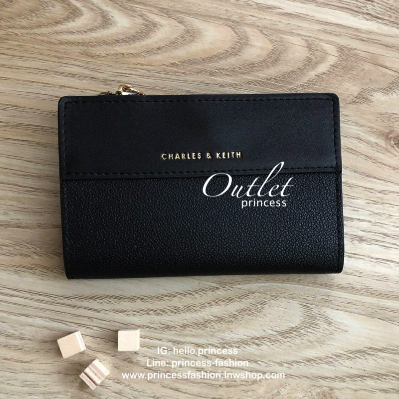 Charles & Keith Classic Snap-Button Wallet กระเป๋าสตางค์ใบสั้นพับ 2 ตอน ด้านหน้ามีโลโก้แบรนด์ เปิด - ปิดด้วยกระดุม ภายในมีช่องใส่ธนบัตร ช่องใส่บัตร และช่องซิปใส่เหรียญ