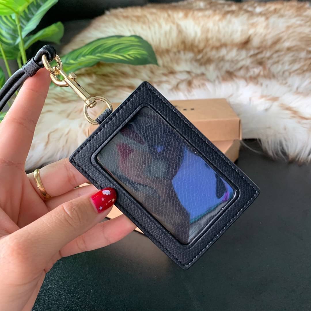 COACH F63274 ID LANYARD IN SIGNATURE COATED CANVAS กระเป๋าใส่บัตรคล้องคอ ลาย C ทั้งใบ ด้านหน้าตกแต่งชื่อแบรนด์ สวยมากกก ใส่บัตรพนักงาน และบัตรต่างๆ มาพร้อมสายคล้องคอ สายถอดออกได้ ตัวกระเป๋ามี 3 ช่องค่ะ