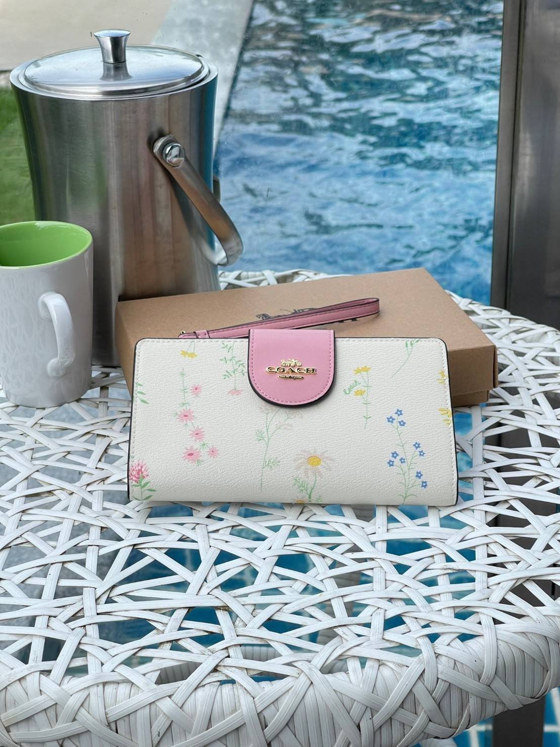 COACH TECH WALLET IN SIGNATURE CANVAS อีกหนึ่ง collection ของกระเป๋าสตางค์ที่ดีไซน์ทันสมัยให้ใช้งานได้แบบครบครัน เป็นกระเป๋าสตางค์ ที่มีช่องสำหรับใส่โทรศัพท์มือถือ ธนบัตร เหรียญ และบัตรต่าง ๆ ใช้งานแบบ2ด้าน เพิ่มความสะดวกสบายด้วยสายคล้องมือ ช่วยให้พกไปไหน