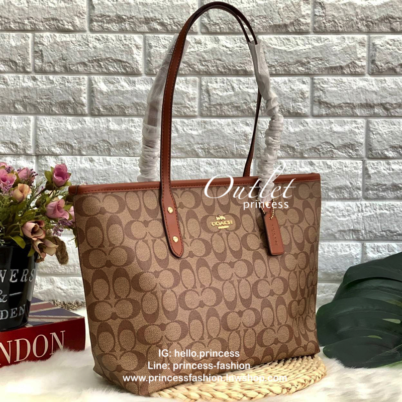 COACH CITY ZIP TOTE IN SIGNATURE BAG กระเป๋าถือหรือสะพายทรง tote ขนาดกำลังดี วัสดุหนัง pvc. เปิดปิดกระเป๋าแบบซิป ภายในกว้าง ใส่ iPad, A4 ของใช้ได้จุ มีช่องเล็ก และช่องซิปค่ะ Must Have!