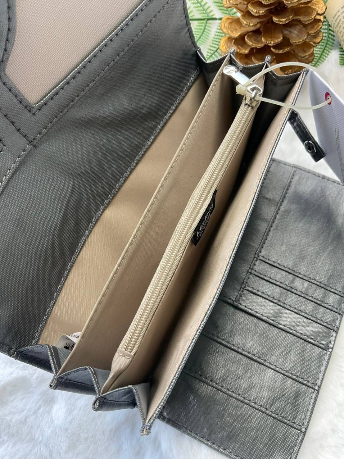 กระเป๋าสตางค์ยาว 3 พับตอน Kipling Brownie long tri-fold wallets กระเป๋าสตางค์ยาวแบบ3พับตอน วัสดุกันน้ำ เปิดปิดด้วยกระดุมแป๊ก มีช่องใส่ธนบัตรหลายช่อง ช่องเสียบการด์ได้ถึง13ช่องลายจุด และใส่รูปภาพได้อีก2ช่อง ช่องซิปใส่เหรียญ ช่องธนบัตร 3 ช่อง ที่จับหัวซิปปั