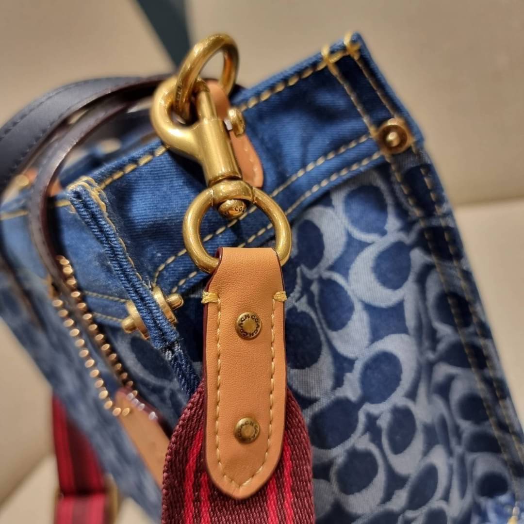 COACH CA580 FIELD TOTE 22 IN SIGNATURE DENIM คอลเลคชั่นสุดคลาสสิค ดีไซน์สวยหรูดูแพงในไอเท็มเดียว กระเป๋าทรงโท้ท ไซส์กำลังสวย น่าใช้ ชิคๆคูลๆมาก ฟังก์ชั่นการใช้งานสะดวกที่สุด มีทั้งสายคล้องแขนในตัว และสายครอสบอดี้แบบสปอร์ตเส้นใหญ่ วัสดุผ้าเดนิมตกแต่งลวดลาย