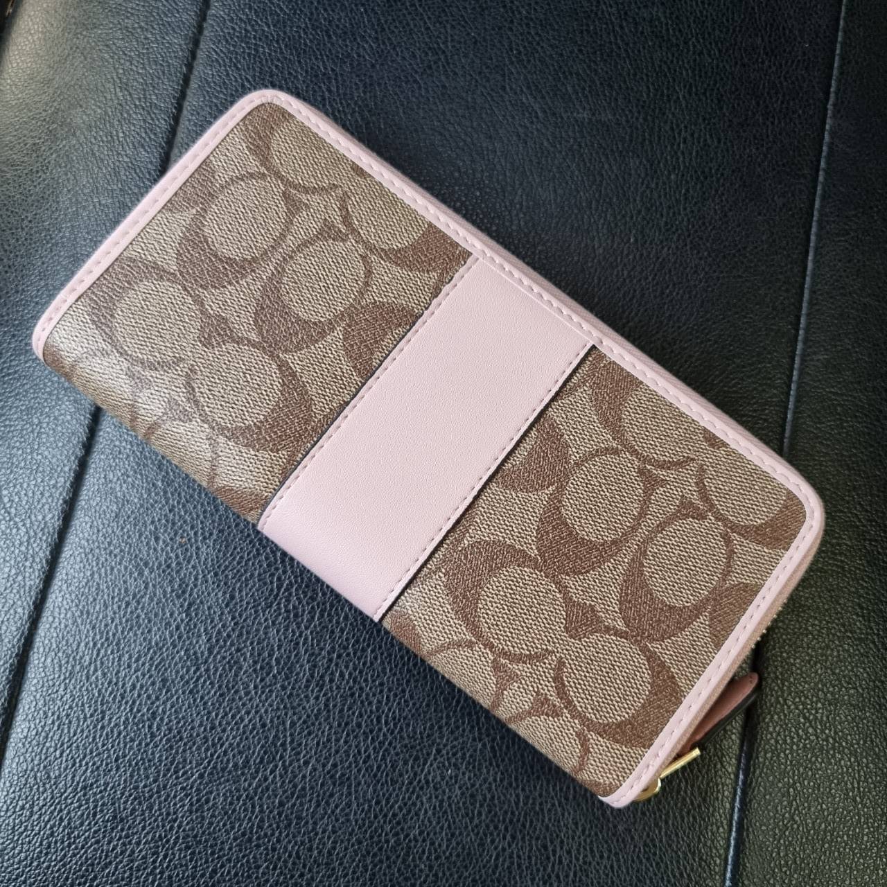 COACH F54630 ACCORDION ZIP WALLET IN SIGNATURE COATED CANVAS WITH LEATHER STRIPE กระเป๋าสตางค์ใบยาวรุ่นคลาสสิค คัดสีขายดีมาให้กันเลยจ้า ♥️ วัสดุหนังแคนวาสเคลือบลาย เปิด-ปิดด้วยซิปรอบ รูดใช้งานง่าย ใส่บัตรได้ มีช่องซิปใส่เหรียญ ใส่มือถือได้ พกใบนี้ใ