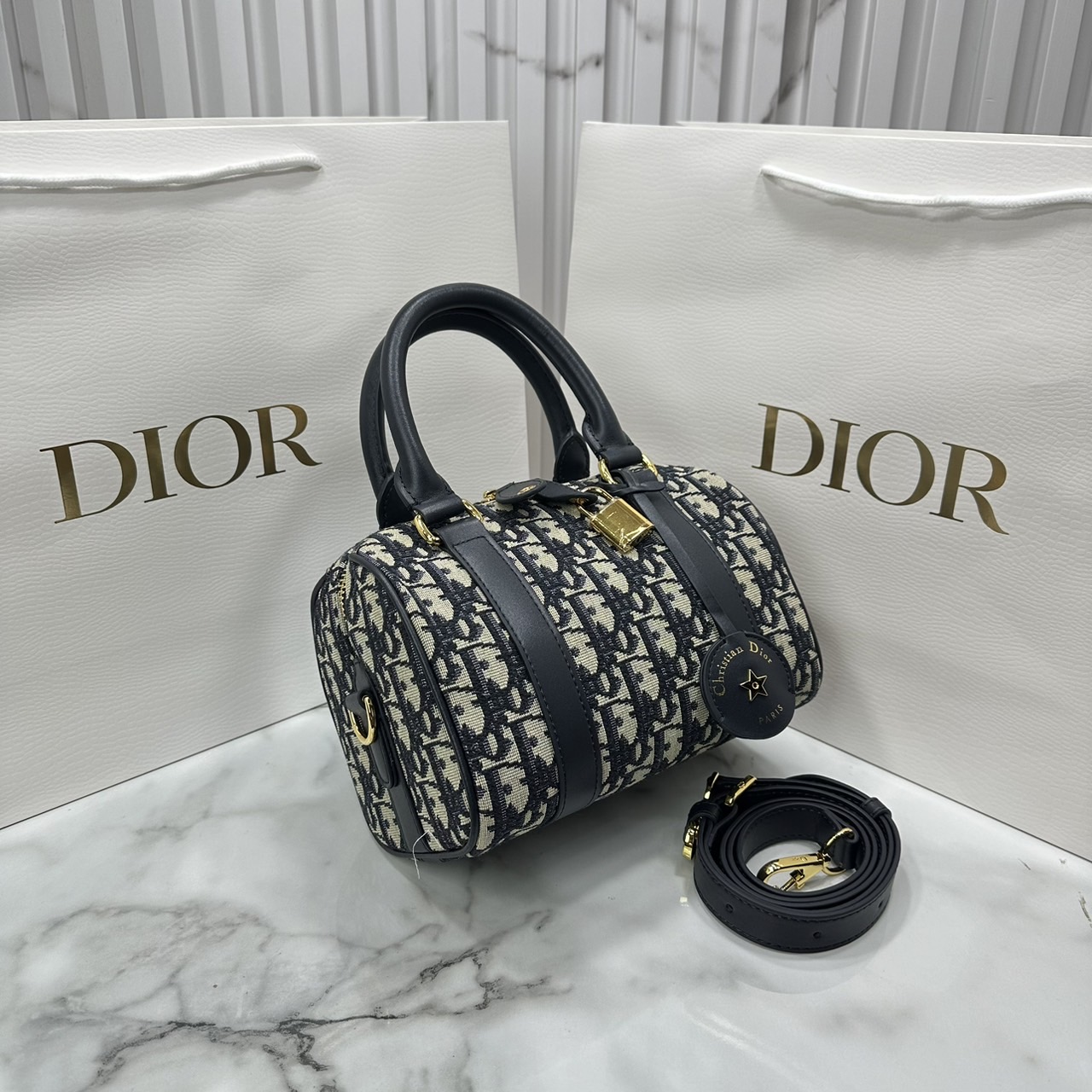 DIOR Groove 20 Bag / Dior Keepall Macrocannage Leather / Oblique Jacquard กระเป๋าสะพายทรงบอสตัน Keepall ทันสมัยและสง่างาม ใช้งานได้ทั้งแบบสะพายไหล่หรือสะพายแบบครอสบอดี้ เหมาะเป็นไอเทมคู่ใจในชีวิตประจำวัน เกรดออริ 1:1