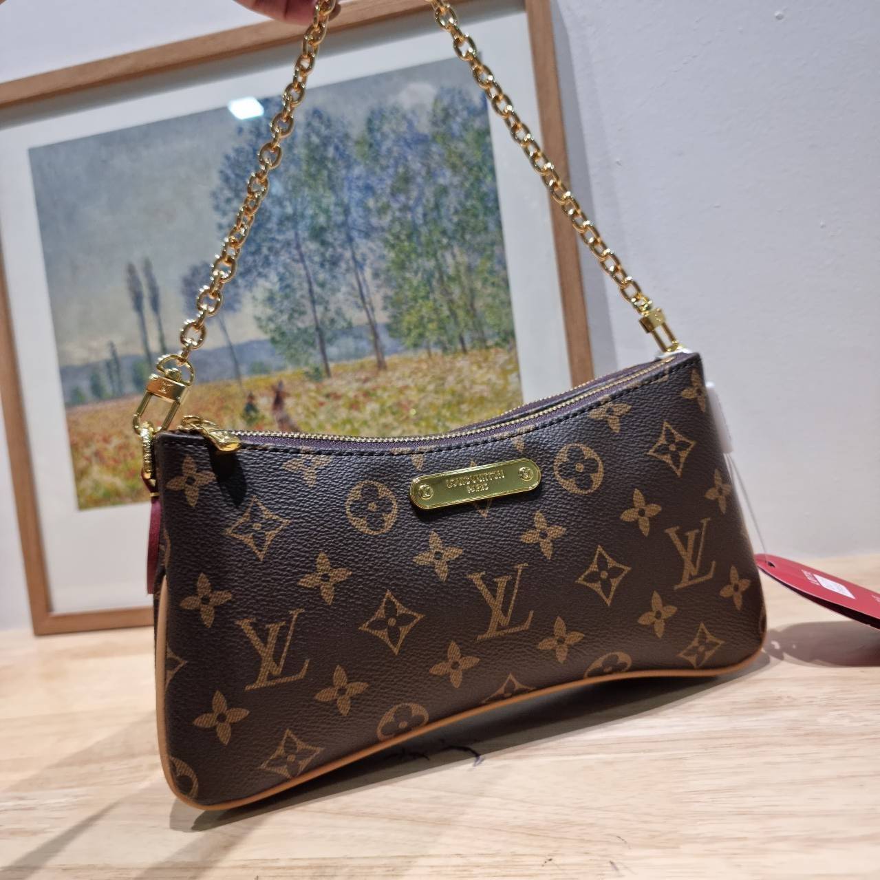 LV liv pochette กระเป๋าสะพายทรงสวย เป็นเอกลักษณ์ ดีไซน์ลวดลายโมโนแกรมเรียบหรู