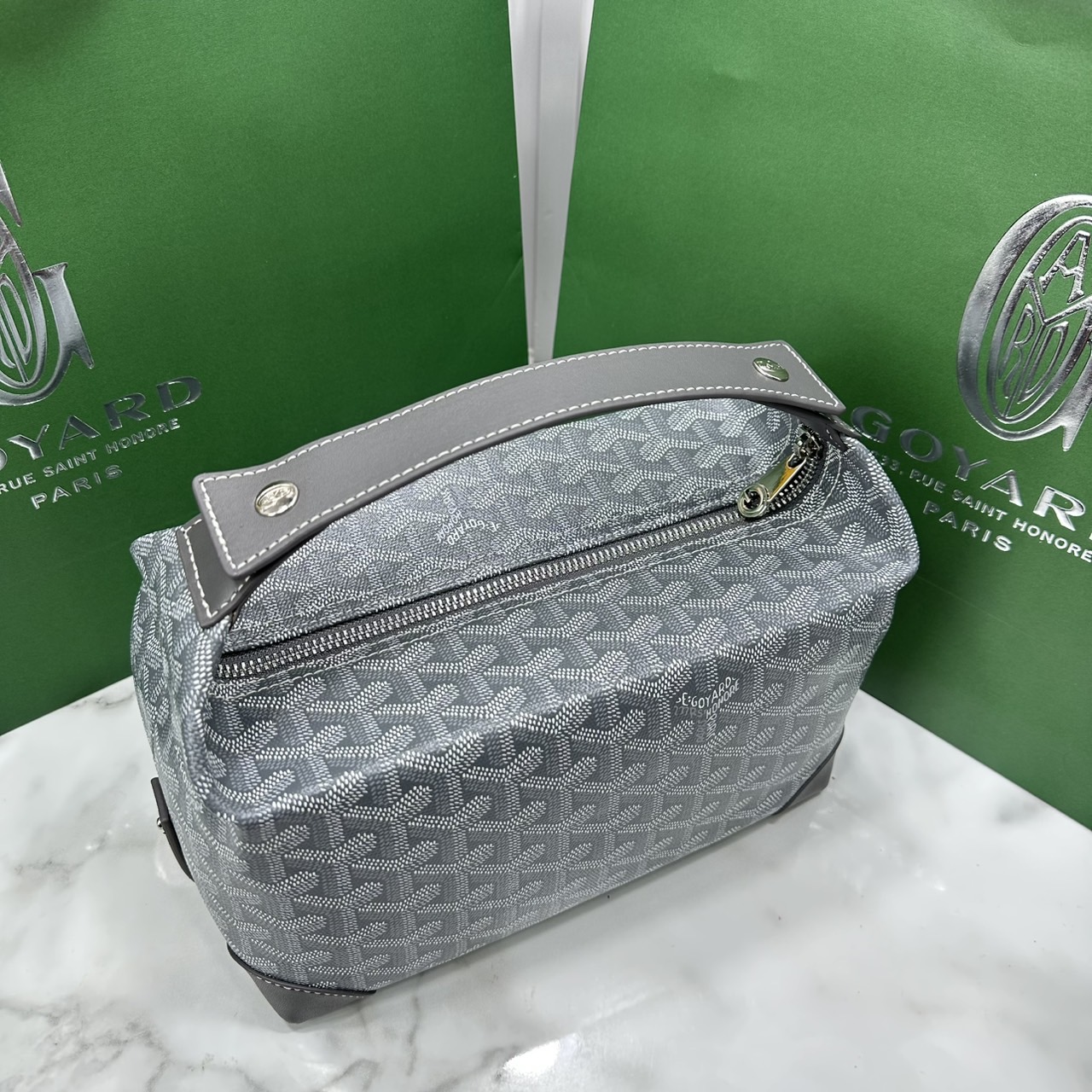 ORI หนังแท้ | Goyard Bowling 25 Toiletry Bag / Goyard Pouch กระเป๋าทรงพอช พร้อมสายถือจับถนัดมือใช้งานง่ายกะทัดรัด ตอบโจทย์ความเรียบง่ายแต่คลาสสิก ใช้ได้ทั้งชายหญิง หรูหรา ติดแกรมที่สุด เป็นรุ่นตามหา ที่ตอนนี้มีพร้อมส่งแล้วค่า