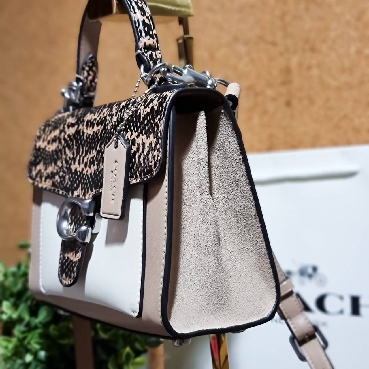 OUTLET 】COACH TABBY TOP HANDLE 20 LEATHER BAG หรูหรามากๆค่ะ สินค้าแนะนำ!! กระเป๋าถือ//สะพายข้างได้ วัสดุหนังแท้อย่างดี หนึ่งใบทำหนัง2แบบได้อย่างลงตัว สวยงาม มีอะไหล่ตัวC ใหญ่ด้านหน้าโดดเด่นหรูมากๆค่ะ 🔺เปิดปิดแบบกดล็อค ภายในมี2ช่องสำหรับใส่ของ สามา