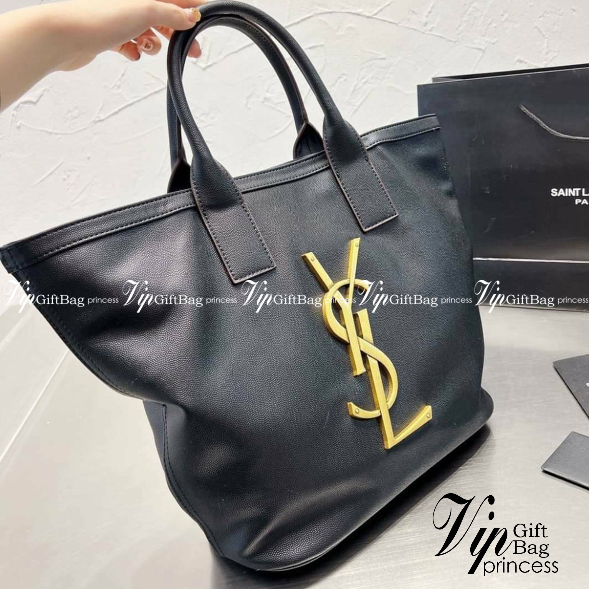 SAINT LAURENT SHOPPING BAG / YSL SHOPPING BAG กระเป๋าถือทรงช็อปปิ้ง พร้อมส่ง โดดเด่นด้วยโลโก้แบรนด์ขนาดใหญ่สวยหรู ภายในกระเป๋ากว้างใส่สัมภาระได้เยอะ มีช่องซิปแยกย่อยให้ใส่ของจุกจิกหนึ่งช่องนะคะ