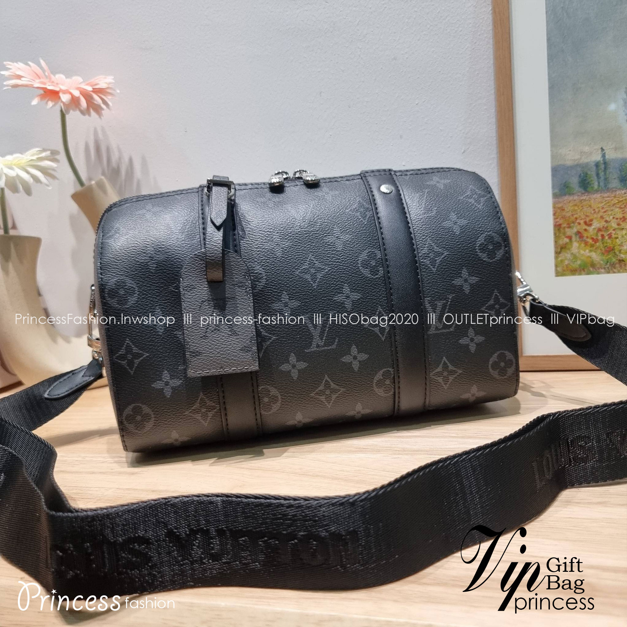 LV CITY KEEPALL Monogram Eclipse Bag กระเป๋าสะพายทรงหมอนสุดคลาสสิค ด้วยดีเทลความเป็นเอกลักษณ์ เรียบหรูด้วยความโดดเด่นจากลวดลายโมโนแกรม ขนาดกำลังดี