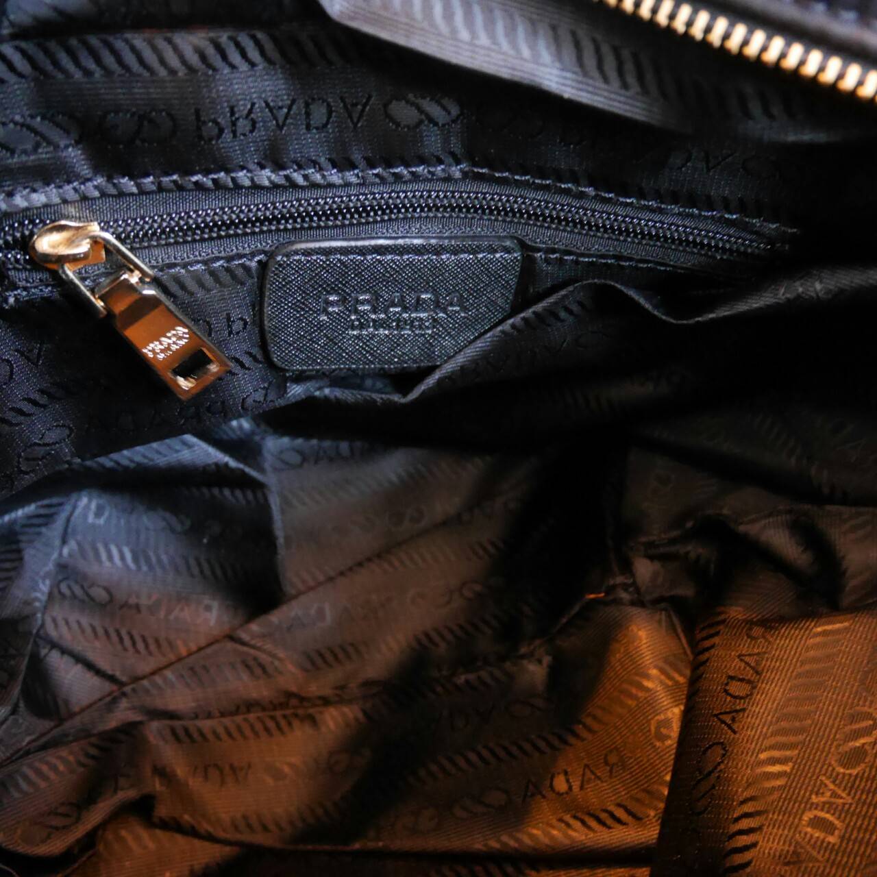 Restock! must have now!! สำหรับกระเป๋าอเนกประสงค์ ทรง MiniTOTE จากแบรนด์ PRADA เป็น กระเป๋าผ้าไนล่อน ตามแบบฉบับของแบรนด์เลย ใบนี้มีสายยาวให้ค่ะ เลิศมาก สะพายเป็น shoulder bag หรือ ถือได้คะ ด้านหน้าเป็นลายหมี ปั๊กกลิ้ตเตอร์ + logo brand ใช้แล้วสวยมากๆ อะไห