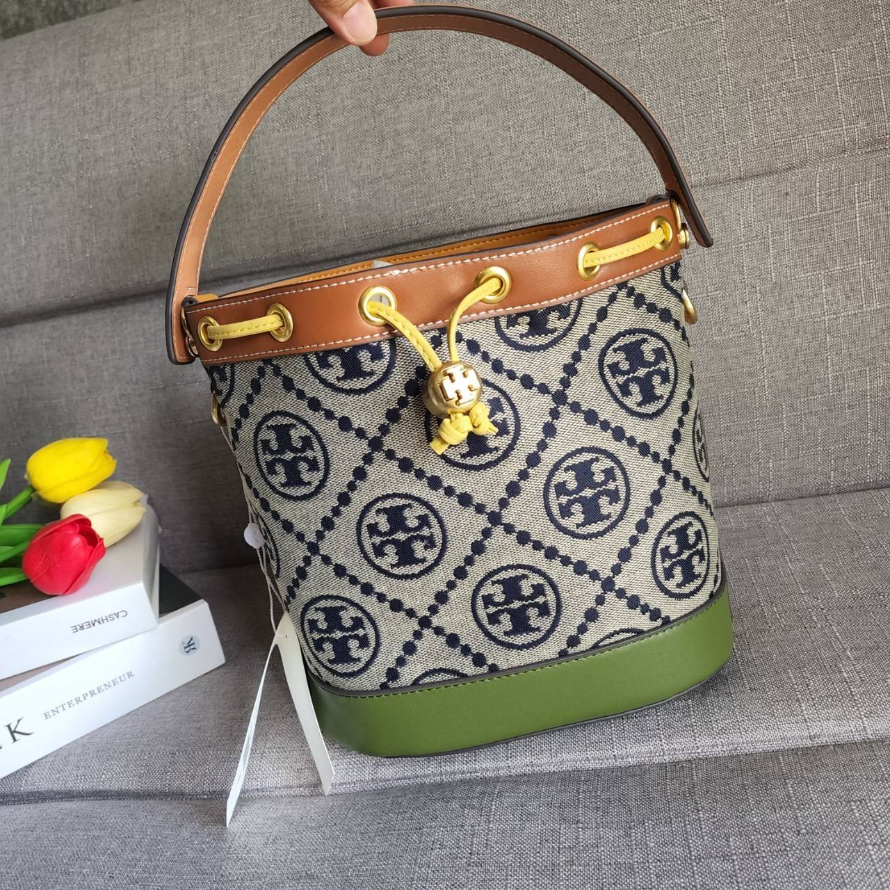 Tory Burch T Monogram Colorblock Bucket Bag กระเป๋าสะพาย ทรงบัคเกต รุ่นฮอต สไตล์ไหนเข้าได้ทุกลุค วัสดุ jacquard ตัดขอบหนังแท้ ภายในเป็นช่องโล่งกว้าง ใส่ของได้เยอะหยิบจับสะดวก มาพร้อมสายสะพายข้างหนังแท้ ถอดและปรับระดับได้สะพายชิวได้ทุกโอกาส
