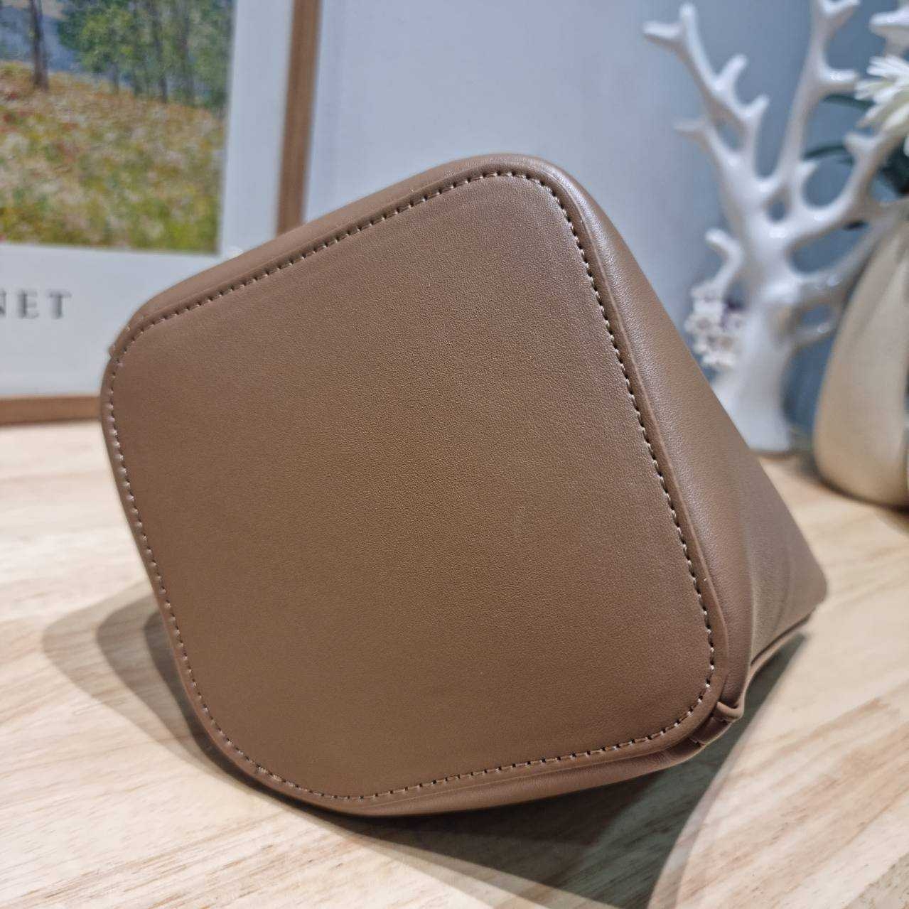 LOEWE MINI PEPBLE BUCKET IN MELLOW กระเป๋าทรงบัคเก็ต รูปทรงสวยใช้งานง่าย กิมมิคหรูหราสุดๆ เกรดออริ