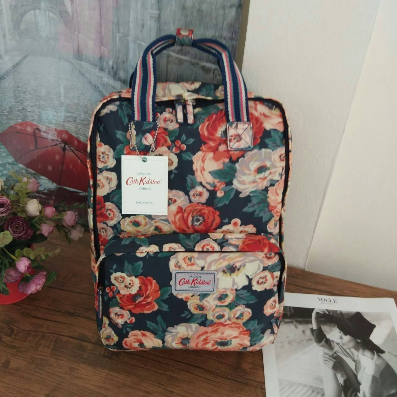 Cath Kidston Backpack Bag กระเป๋าเป้ สไตล์วินเทจ ด้านหน้ามี 1 ช่องซิป เปิดปิดด้วยซิป มีช่องหลักโล่งกว้าง และช่องเล็ก ใบนี้จุของได้เนอะ คุ้มค่าเกินราคาค่ะ