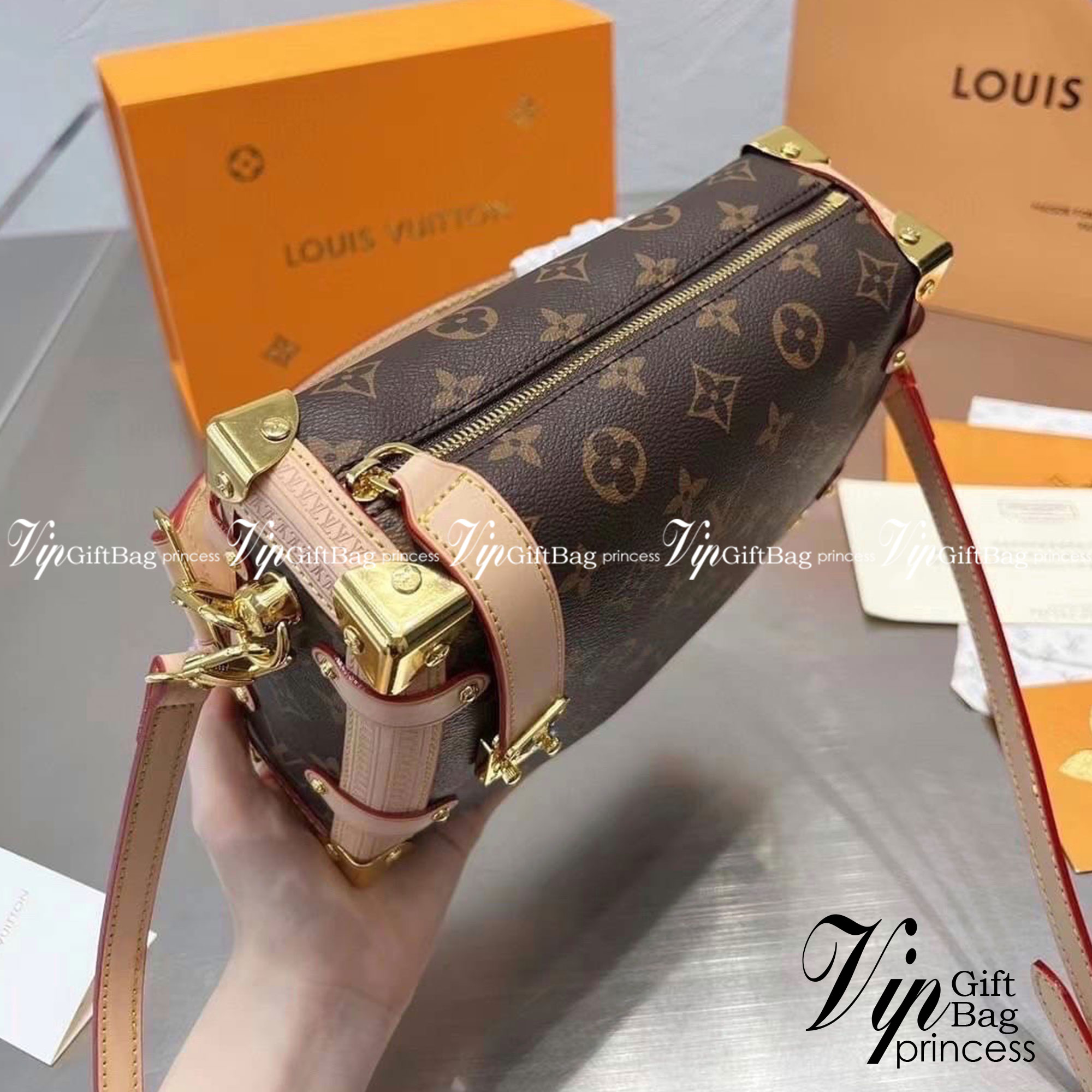 LV Side trunk pm / LV Soft Box Side Trunk Ladies Shoulder Messenger Bag กระเป๋าสะพายทรงกล่อง ที่สาวๆเรียกร้อง วัสดุหนังแคนวาส ดีไซน์ทุกอย่างได้ลงตัว หรูหรา อัพลุคได้ทุกสไตล์ ราคาสุดคุ้ม รุ่นนี้เป็น unisex ด้วยน้า ใช้ได้ทั้งหนุ่มๆและสาวๆไปเลย