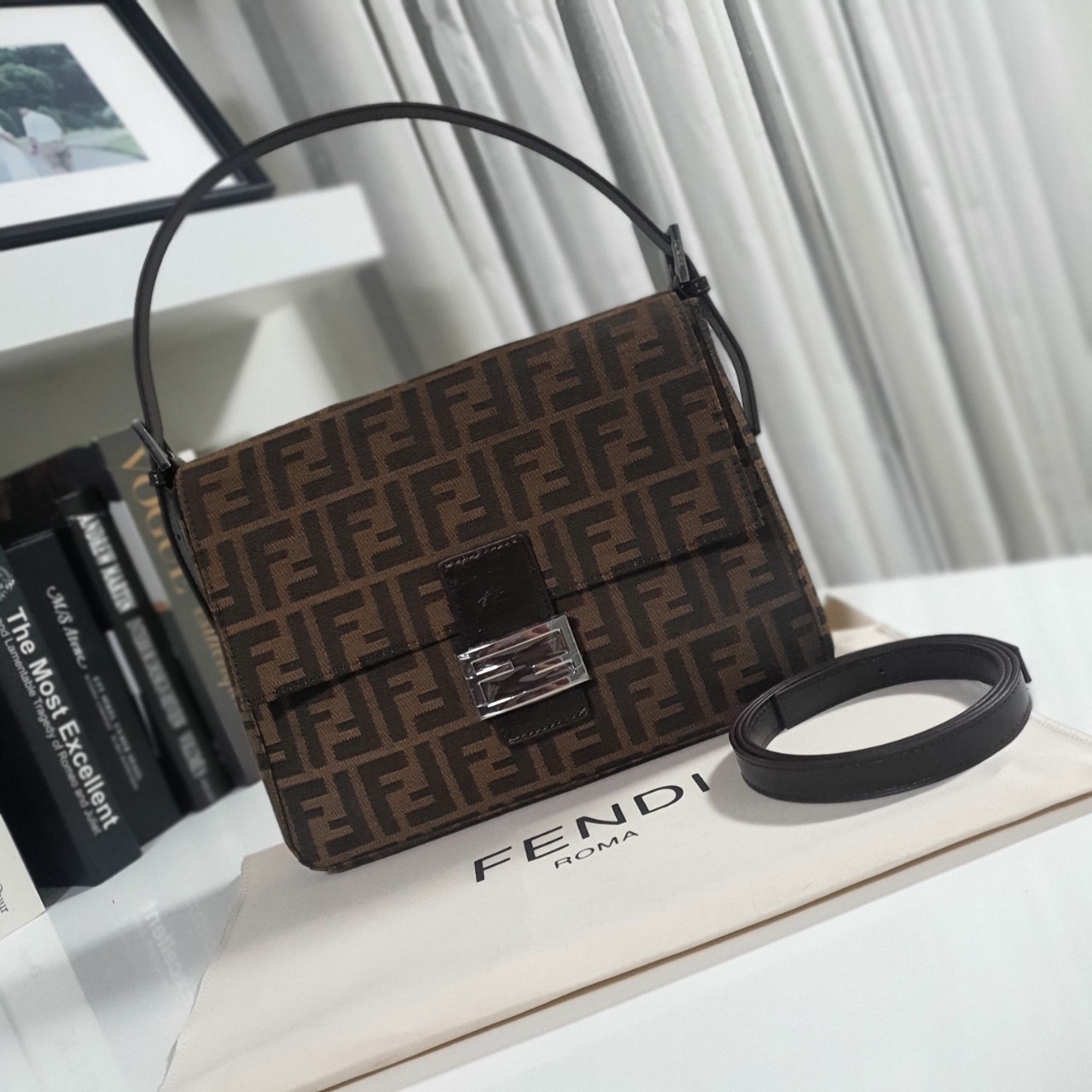 FENDI MAMMA BAGUETTE ZUCCA BROWN FABRIC BAG (GWP) พรีเมี่ยมกิ๊ฟ Limited Edition จาก FENDI วัสดุ CANVAS พิมพ์ลายแบรนด์ เปิดปิดด้วยฝาปิดกระดุมแม่เหล็ก ภายในมีช่องซิป ใส่ของแยกอีกช่อง สามารถใส่กระเป๋าสตางค์ยาว iphone เงิน ของจุกจิกได้ มาพร้อมสายสะพาย2แบบ ถอด