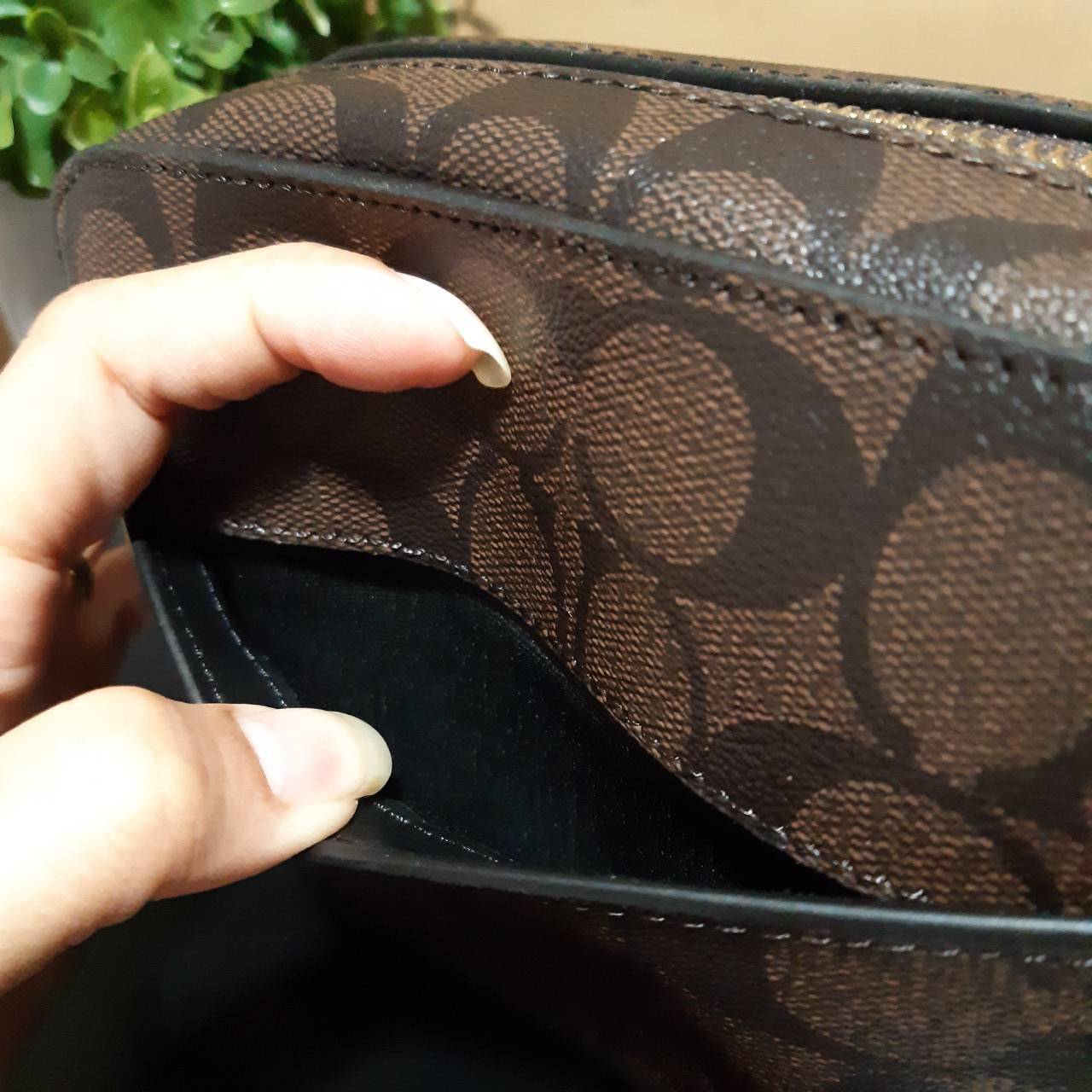 COACH 91677 MINI CAMERA BAG IN SIGNATURE CANVAS ขายดีที่สุด!! กระเป๋าสะพายข้างไซส์มินิ คลาสสิคอยู่ทรง อะไหล่ทองตัดดูหรู วัสดุหนังแคนวาสเคลือบลาย เปิด-ปิดด้วยซิป สายสะพายปรับได้ตามตัว ใบนี้แมทช์ได้ทุกลุค ใช้เป็น everyday bag ได้สบายๆเลยจ้า