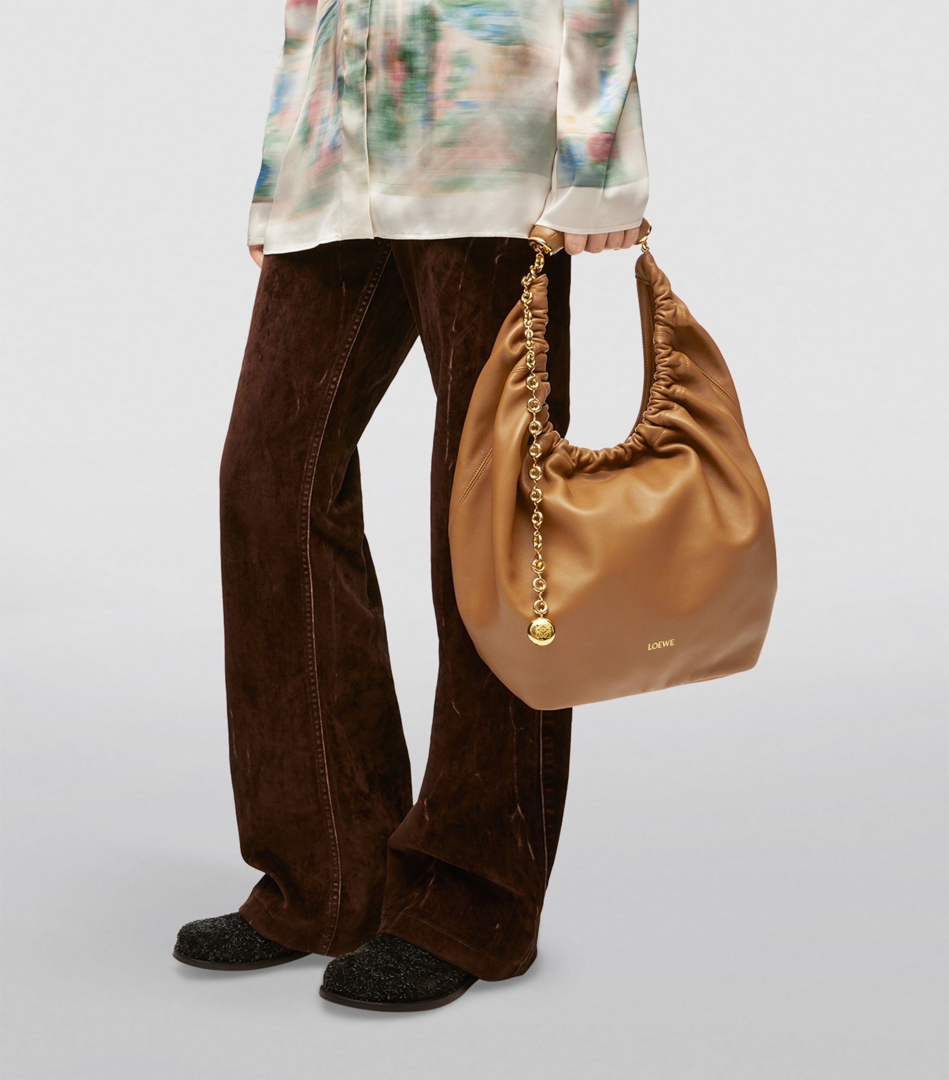 LOEWE Medium Squeeze bag in nappa กระเป๋าสะพายคอลใหม่ ดีไซน์เก๋เรียบหรูงานสวยทั้งภายนอกและภายใน ขึ้นแบบจากงานจริง เป๊ะสุด ปั้มทุกจุด งานจริงสวยทุกมุมเป๊ะปังมากค่ะ
